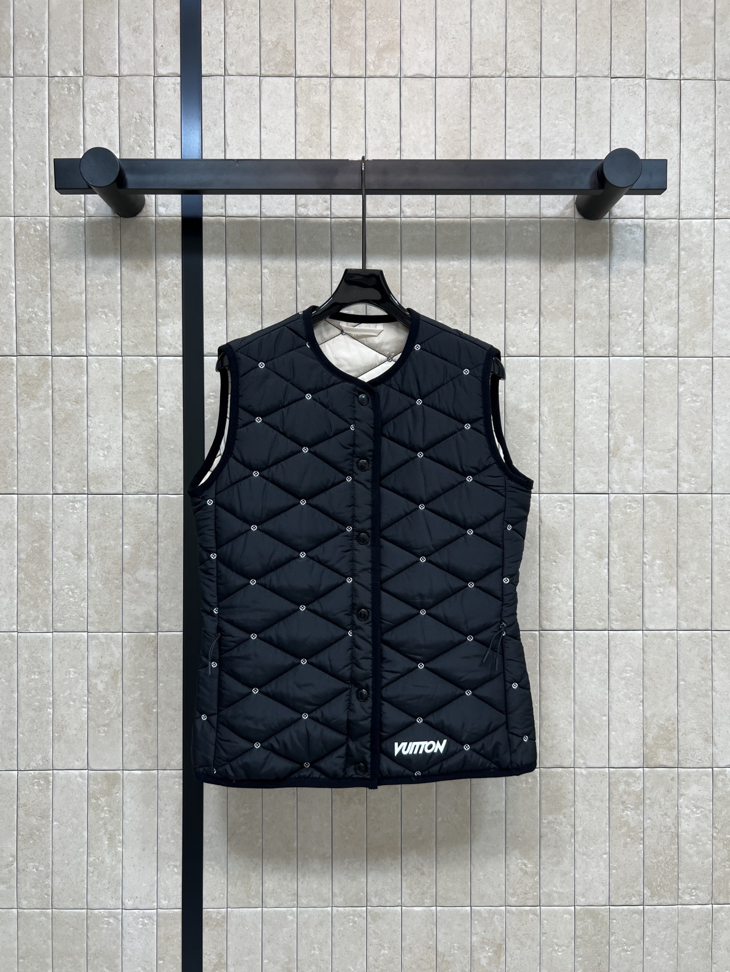 NO:629093,L's 25 new autumn and winter style, presbyopic embroidered quilted hooded cotton jacket, contrasting presbyopic embroidered quilting design, ultra-stylish rhombus plaid, loose fit with quilted texture, full warmth retention rate, classic brand embroidered logo embellishment, must-have attention to detail, super suitable for autumn and winter, hooded design, windproof and considerate, easy to use for commuting and leisure!  Four sizes in one color Size/S-M-L- XL,,louis vuitton,hats,alexander wang19860909L家 25秋冬新款 老花刺绣绗缝连帽棉服 撞色老花刺绣绗缝设计 菱形格纹超有型 夹棉质感宽松版型 保暖力满分率 经典品牌刺绣logo点缀 细节控必入 秋冬穿超合适 连帽设计防风又贴心 通勤休闲都能轻松驾驭！一色四码 Size/S-M-L- XL,,louis vuitton,hats,alexander wang,Women's clothing