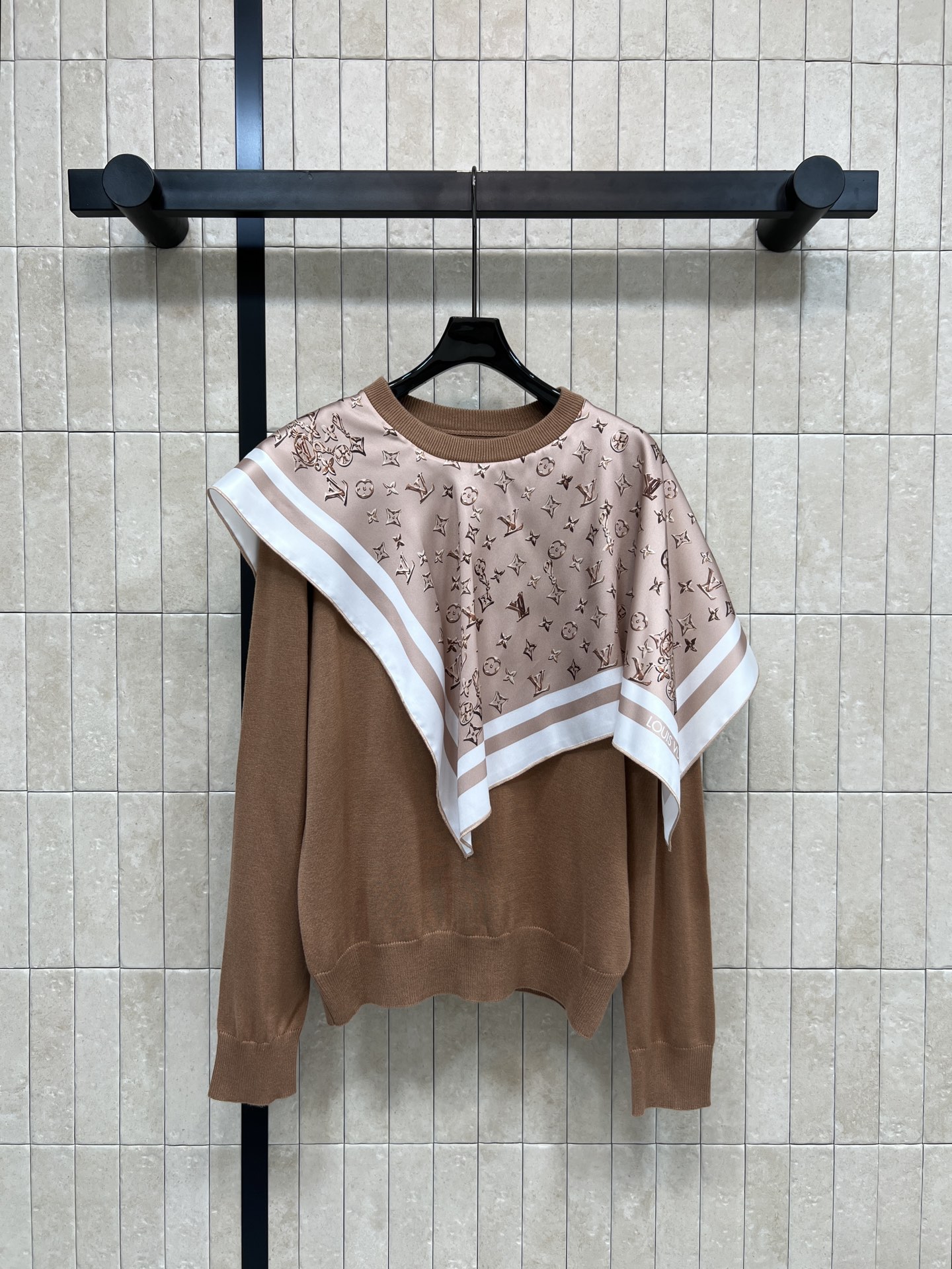 NO:629072,L's 26 early spring new model, presbyopic silk scarf spliced ​​round neck sweater, a universal matching item, simple yet high-end, both colors have a sense of autumn and winter atmosphere, calm and atmospheric, vertical stripe weaving, the upper body is slim and elegant, the classic presbyopic pattern silk scarf is super recognizable!  Scarf-style splicing on the shoulders is full of layers, fashionable and versatile ~ loose version, casual and elegant, can be easily controlled in daily casual ~ two colors and four sizes Size/S-M-L- XL,, louis vuitton, alexander wang19860909L家 26早春新款 老花丝巾拼接圆领针织衫 万能搭配单品 简约又不失高级感 两个颜色都很有秋冬氛围感 沉稳大气 竖条纹织法 上身显瘦又气质 经典老花图案丝巾超有辨识度！肩部围巾式拼接 层次感满满 时髦又百搭～宽松版型 随性优雅 日常休闲都能轻松驾驭～两色四码 Size/S-M-L- XL,,louis vuitton,alexander wang,Women's clothing