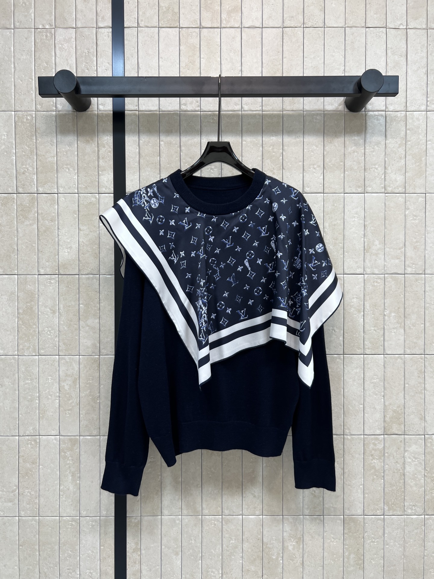 NO:629088,L's 26 early spring new model, presbyopic silk scarf spliced ​​round neck sweater, a universal matching item, simple yet high-end, both colors have a sense of autumn and winter atmosphere, calm and atmospheric, vertical stripe weaving, the upper body is slim and elegant, the classic presbyopic pattern silk scarf is super recognizable!  Scarf-style splicing on the shoulders is full of layers, fashionable and versatile ~ loose version, casual and elegant, can be easily controlled in daily casual ~ two colors and four sizes Size/S-M-L- XL,, louis vuitton, alexander wang19860909L家 26早春新款 老花丝巾拼接圆领针织衫 万能搭配单品 简约又不失高级感 两个颜色都很有秋冬氛围感 沉稳大气 竖条纹织法 上身显瘦又气质 经典老花图案丝巾超有辨识度！肩部围巾式拼接 层次感满满 时髦又百搭～宽松版型 随性优雅 日常休闲都能轻松驾驭～两色四码 Size/S-M-L- XL,,louis vuitton,alexander wang,Women's clothing