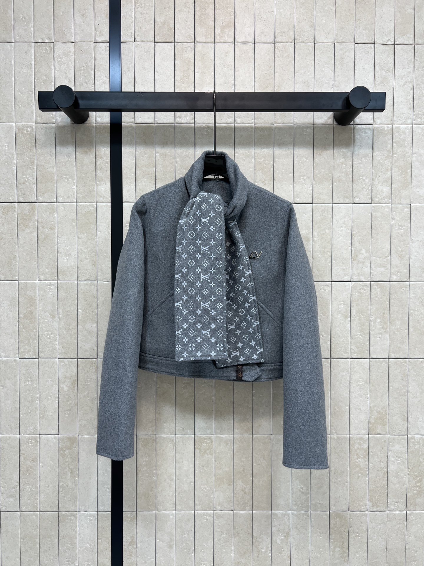 NO:629054,L's 25 new autumn and winter style scarf short coat, gray woolen thick and warm, paired with a detachable classic presbyopic pattern scarf, low-key and recognizable, the hem belt is decorated with presbyopic leather, elegant and fashionable, perfect for autumn and winter!  Paired with a series of short skirts, the body proportions are perfectly divided. The model figure is instantly flattering. It can be easily controlled whether commuting or leisure. Full of luxury. One color and four sizes. Size/S-M-L- XL,, Louis Vuitton, skirts, jackets & coats, alexander wang19860909L家 25秋冬新款 围巾短款小外套 灰色毛呢厚实保暖 搭配可拆卸经典老花图案围巾 低调又有辨识度 衣摆腰带老花皮革装饰 优雅又时髦 秋冬穿超合适！搭配系列短裙 完美分割身材比例 模特身材立马get 无论通勤还是休闲都能轻松驾驭 奢华感满满 一色四码 Size/S-M-L- XL,,louis vuitton,skirts,jackets & coats,alexander wang,Women's clothing