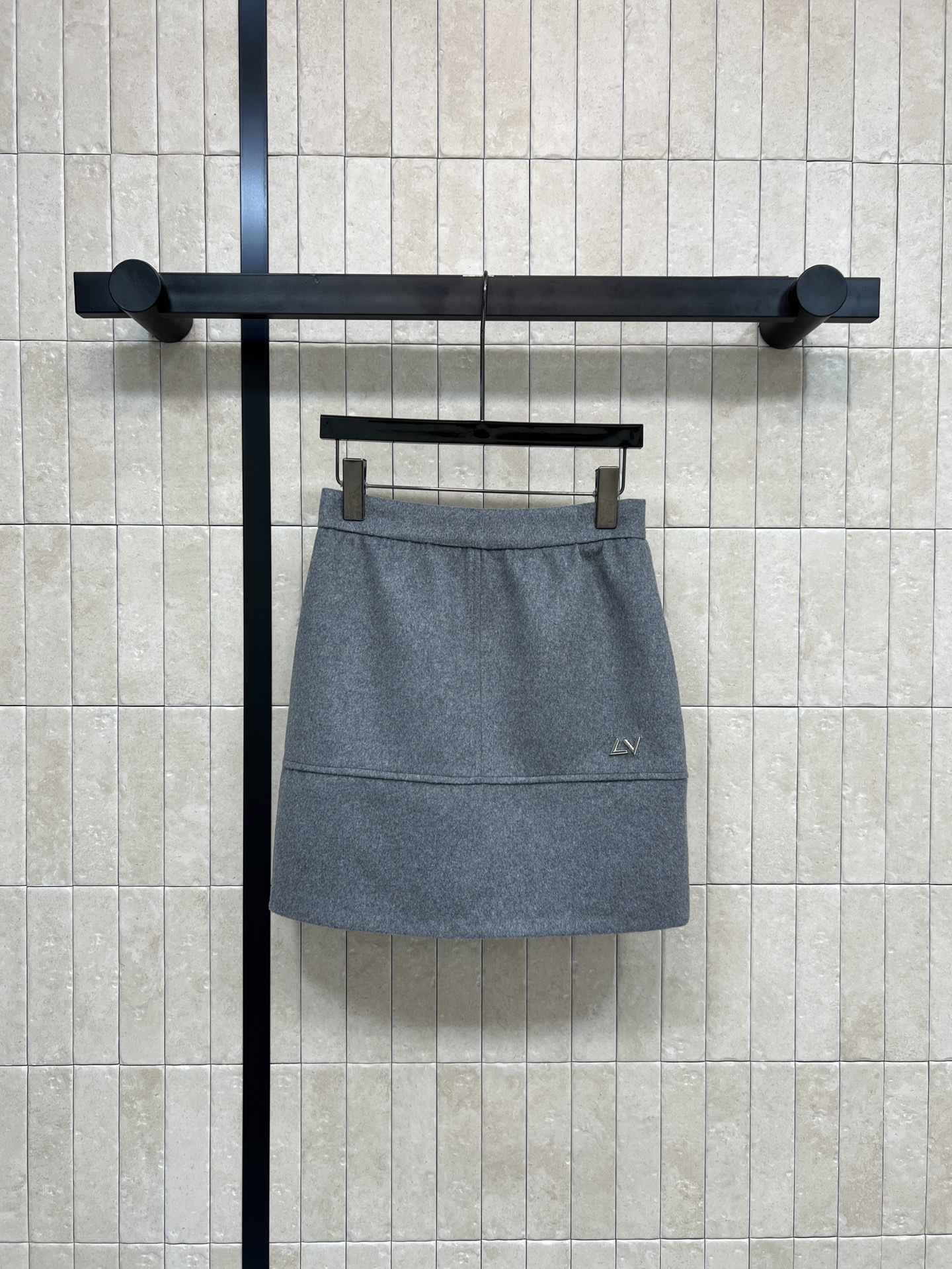 NO:629036,L's 25 new autumn and winter style gray woolen short skirt. The gray woolen thick and warm upper body shows long legs. It is an artifact of elongating the sense of proportion. The rubber brand logo is embellished. The high-waisted straight version covers the flesh and looks slim. It is matched with a series of small jackets to perfectly divide the body proportions. The model figure is instantly obtained. It can be easily controlled whether commuting or leisure. Full of luxury. Four sizes in one color. Size/S-M-L- XL,, louis vuitton, skirts, jackets &  coats,alexander wang19860909L家 25秋冬新款 灰色毛呢短裙 灰色毛呢厚实保暖 上身巨显腿长 拉长比例感神器 胶牌Logo点缀 高腰直筒版型遮肉显瘦绝绝子 搭配系列小外套完美分割身材比例 模特身材立马get 无论通勤还是休闲都能轻松驾驭 奢华感满满 一色四码 Size/S-M-L- XL,,louis vuitton,skirts,jackets & coats,alexander wang,Women's clothing