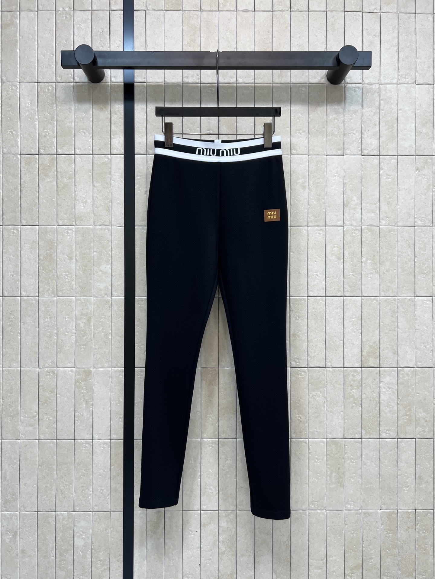 NO:649092,MIU's 25 new autumn and winter style black velvet leggings with webbing splicing can make your legs look slim in one second. Customized letter webbing splicing around the waist. Leather logo embellishment on the side. The fabric is elastic and can be worn outside for yoga. Pair it with sweatshirts, T-shirts and sneakers to easily get a trendy look!  One color, three sizes Size/S-M-L,,miumiu,sneakers,hoodie,sweatshirts,tees,t-shirt,alexander wang19860909MIU家 25秋冬新款 织带拼接黑色加绒打底裤 一秒穿出小细腿 腰间定制的字母织带拼接 侧旁皮革logo点缀 面料带有弹性面料 外穿瑜伽都ok 搭配卫衣、T恤、运动鞋 轻松get潮流造型！一色三码 Size/S-M-L,,miumiu,sneakers,hoodie,sweatshirts,tees，t-shirt,alexander wang,Women's clothing