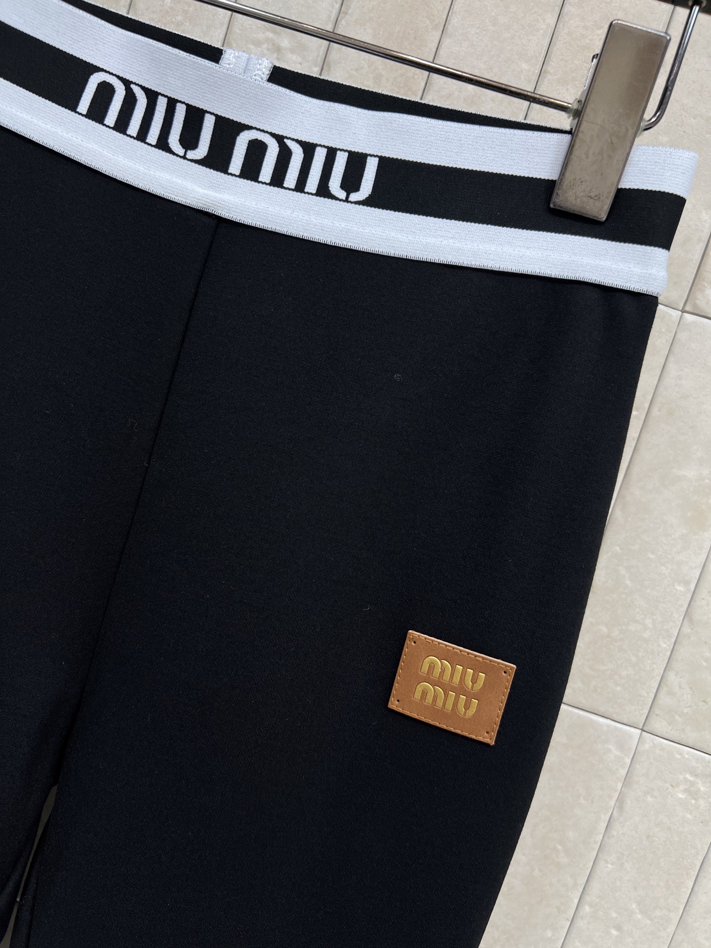 MIU家 25秋冬新款 织带拼接黑色加绒打底裤 一秒穿出小细腿 腰间定制的字母织带拼接 侧旁皮革logo