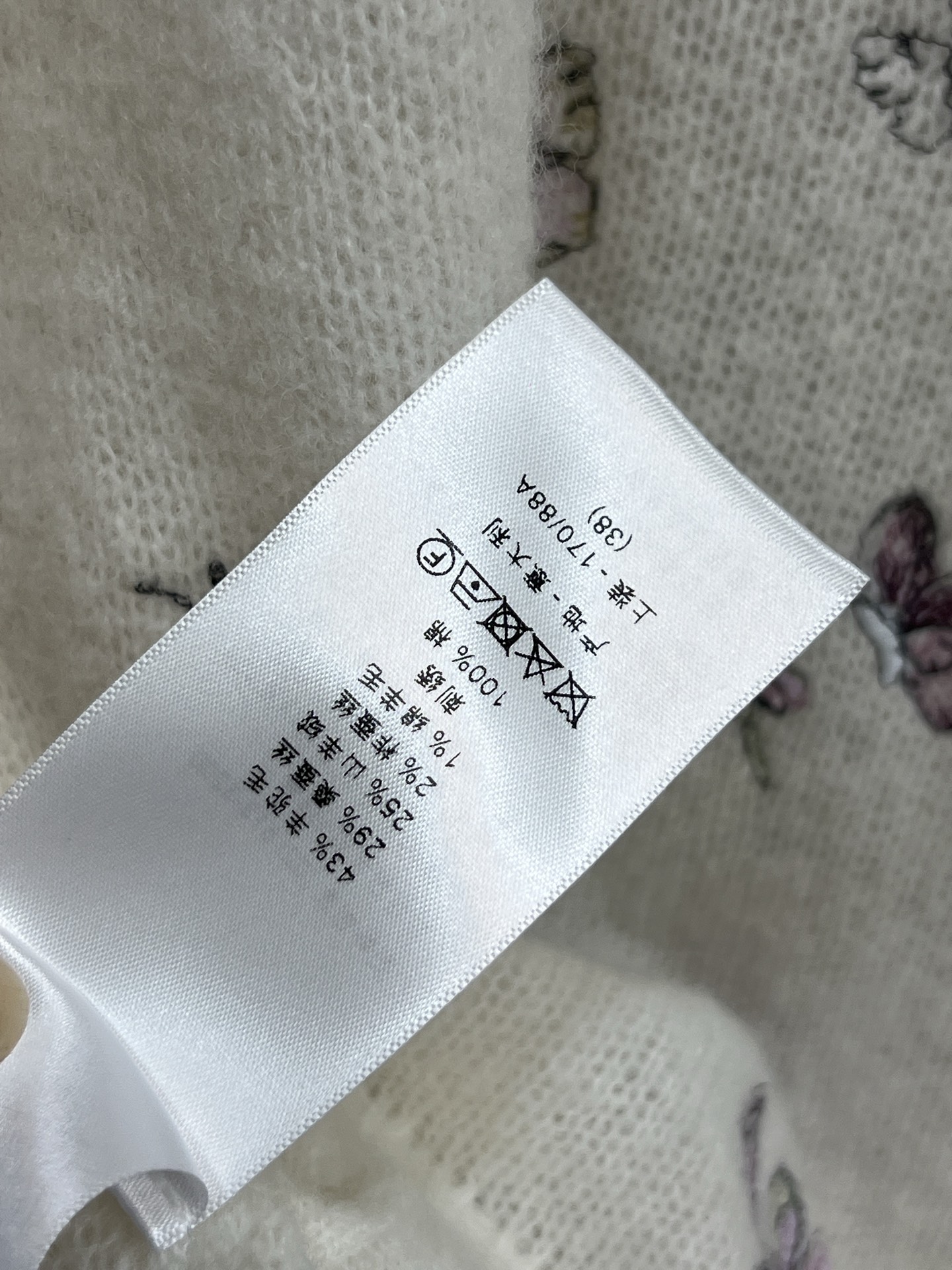 D家 25秋冬新款 蝴蝶刺绣针织圆领毛衣 进口羊绒羊毛桑蚕丝面料 柔软又保暖 白色主调配手工蝴蝶刺绣 浪