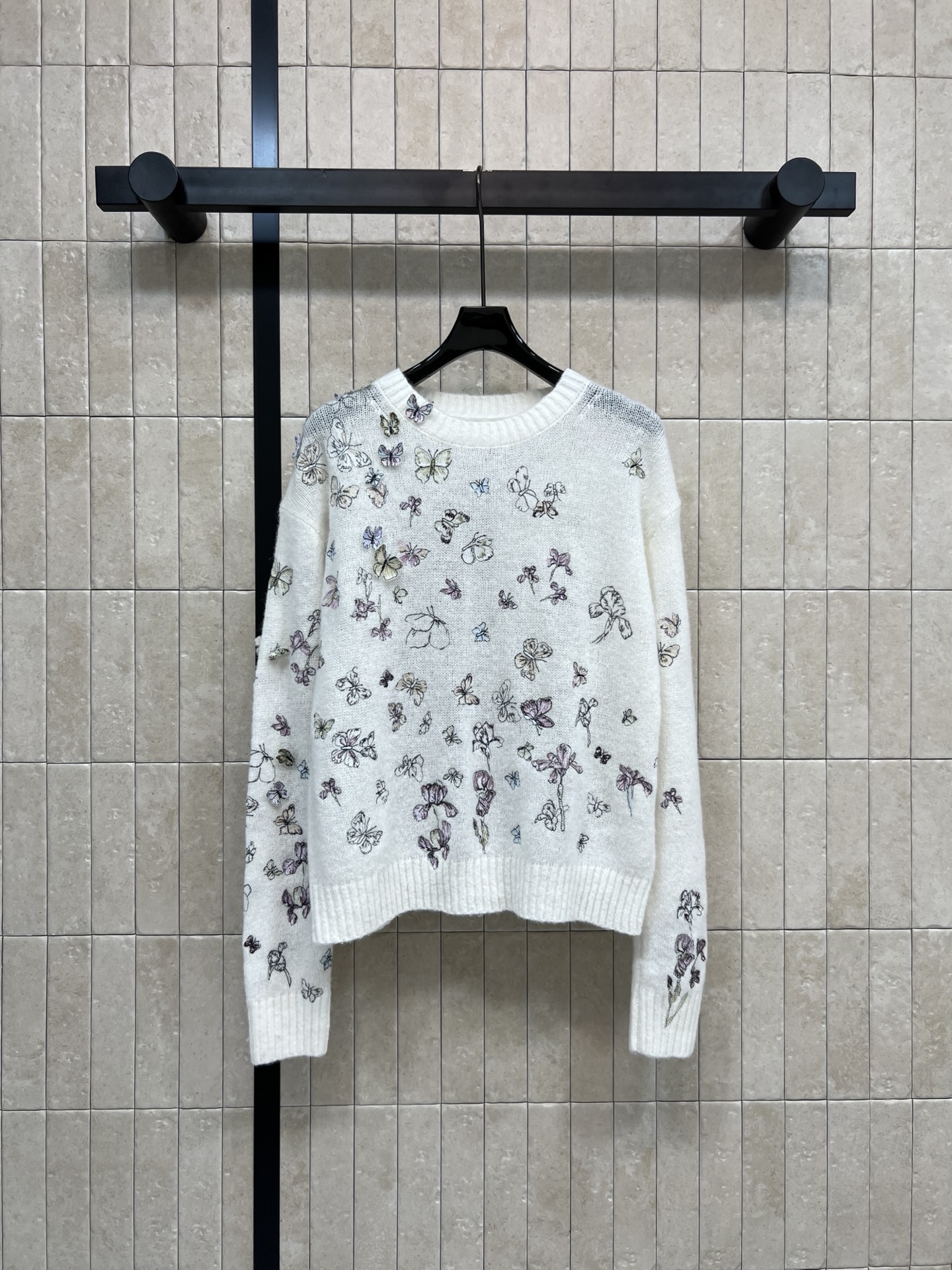 NO:649109,D Home 25 new autumn and winter style knitted round neck sweater with butterfly embroidery. Imported cashmere, wool and mulberry silk fabric. Soft and warm. White main color with handmade butterfly embroidery. Romantic and smart. Round neck, long sleeves and loose fit. Ribbed cuffs and hem. Comfortable and sophisticated. Can be easily worn in daily or formal occasions. Full marks for elegance!  One color, three sizes Size/S-M-L,,dior,sweaters,alexander wang19860909D家 25秋冬新款 蝴蝶刺绣针织圆领毛衣 进口羊绒羊毛桑蚕丝面料 柔软又保暖 白色主调配手工蝴蝶刺绣 浪漫灵动 圆领长袖宽松版型 袖口和下摆罗纹收口 舒适又显精致 日常或正式场合都能轻松驾驭 优雅气质满分！一色三码 Size/S-M-L,,dior,sweaters,alexander wang,Women's clothing