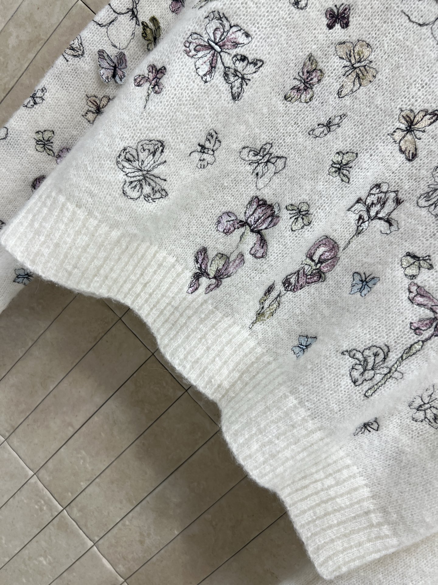 D家 25秋冬新款 蝴蝶刺绣针织圆领毛衣 进口羊绒羊毛桑蚕丝面料 柔软又保暖 白色主调配手工蝴蝶刺绣 浪