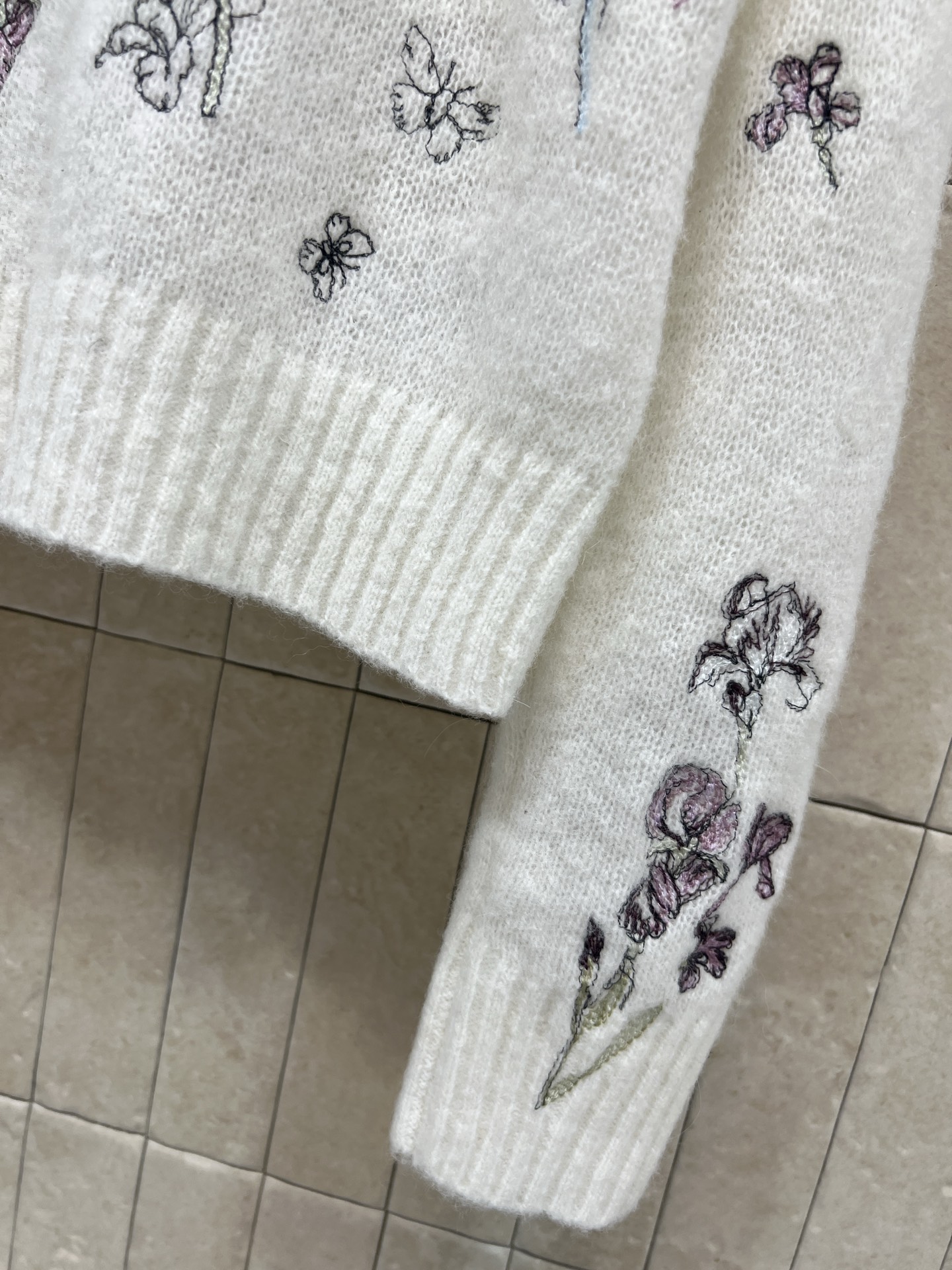 D家 25秋冬新款 蝴蝶刺绣针织圆领毛衣 进口羊绒羊毛桑蚕丝面料 柔软又保暖 白色主调配手工蝴蝶刺绣 浪