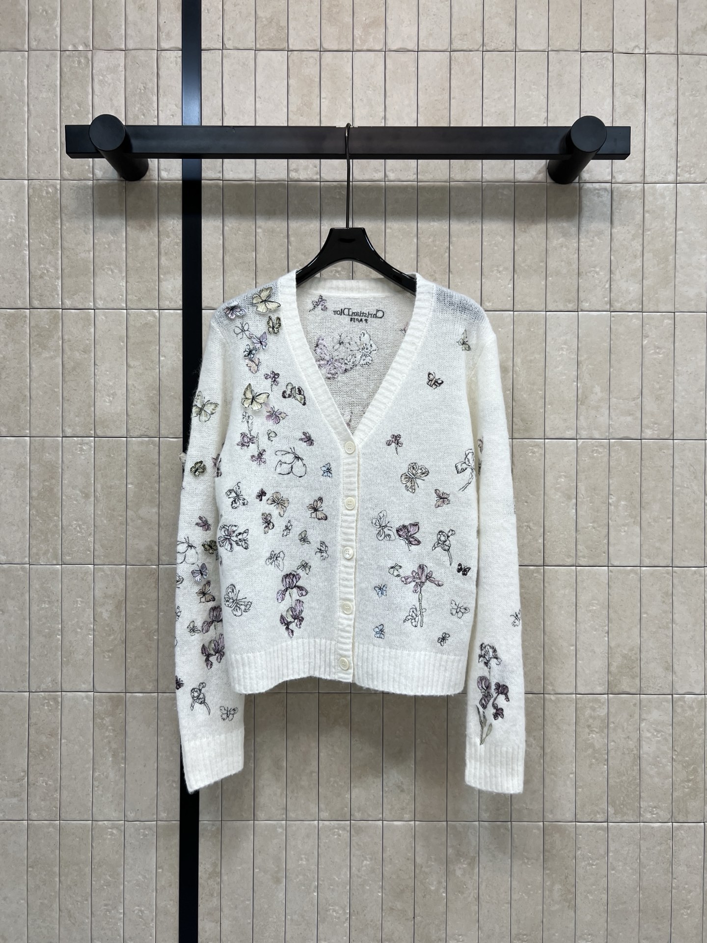 NO:649124,D's 25 new autumn and winter style butterfly embroidered knitted V-neck cardigan. Imported cashmere, wool and mulberry silk fabric. Soft and warm. White main color with handmade butterfly embroidery. Romantic and smart V-neck design + button closure. Easy to put on and take off. Ribbed cuffs and hem. Comfortable and sophisticated. Can be easily worn in daily or formal occasions. Full marks for elegance!  One color, three sizes Size/S-M-L,,dior,alexander wang19860909D家 25秋冬新款 蝴蝶刺绣针织V领开衫 进口羊绒羊毛桑蚕丝面料 柔软又保暖 白色主调配手工蝴蝶刺绣 浪漫灵动 V领设计+纽扣开合 穿脱方便 袖口和下摆罗纹收口 舒适又显精致 日常或正式场合都能轻松驾驭 优雅气质满分！一色三码 Size/S-M-L,,dior,alexander wang,Women's clothing