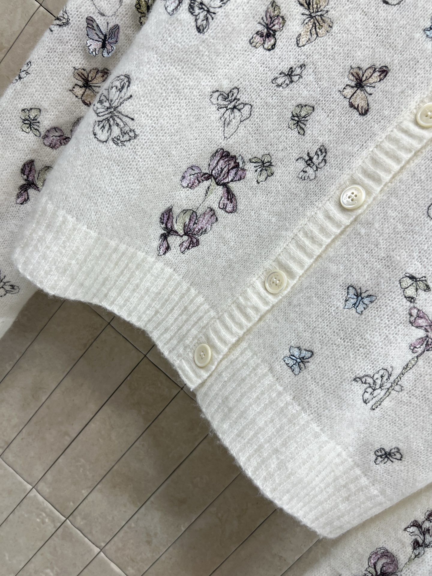 D家 25秋冬新款 蝴蝶刺绣针织V领开衫 进口羊绒羊毛桑蚕丝面料 柔软又保暖 白色主调配手工蝴蝶刺绣 浪
