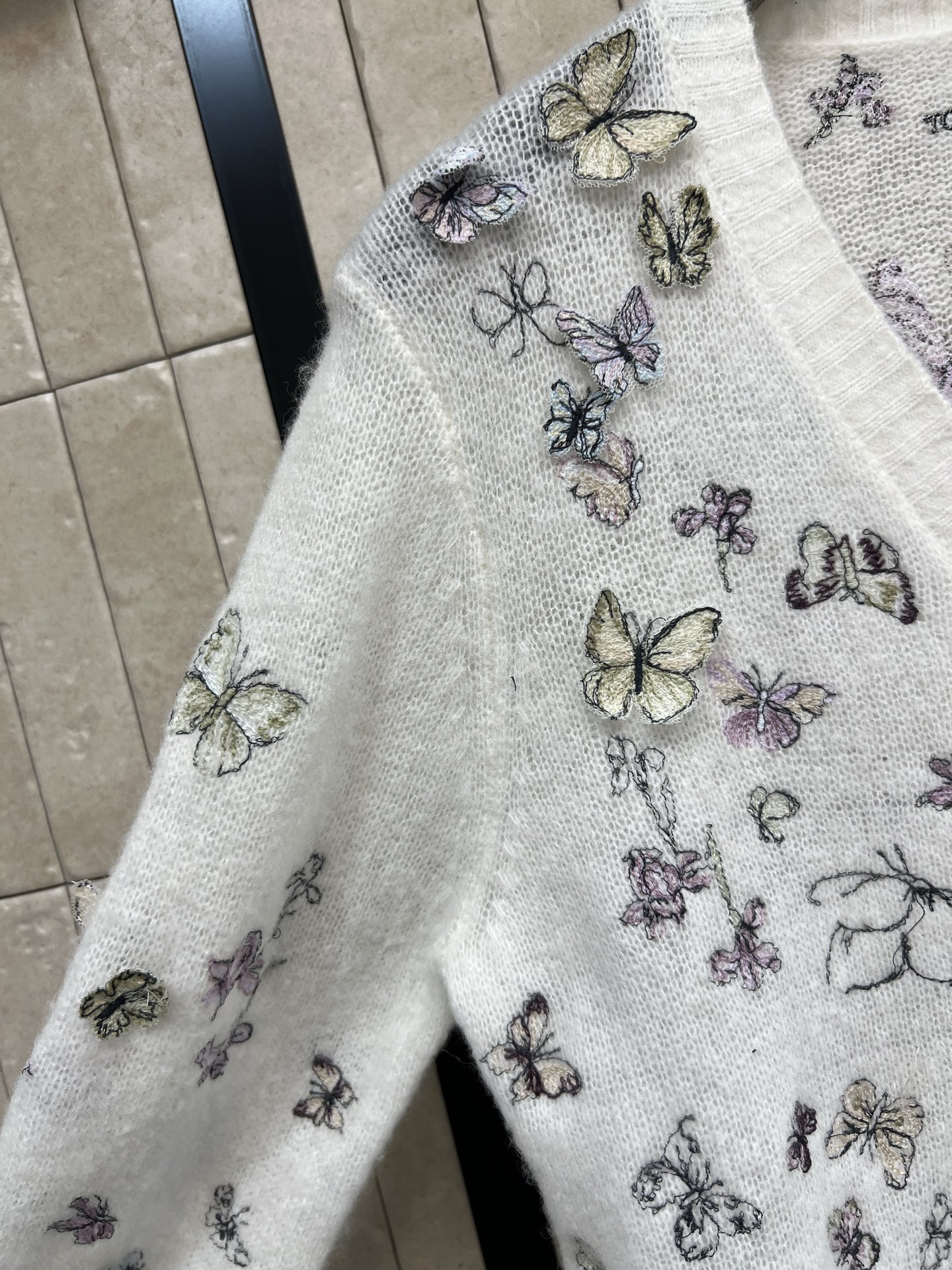 D家 25秋冬新款 蝴蝶刺绣针织V领开衫 进口羊绒羊毛桑蚕丝面料 柔软又保暖 白色主调配手工蝴蝶刺绣 浪