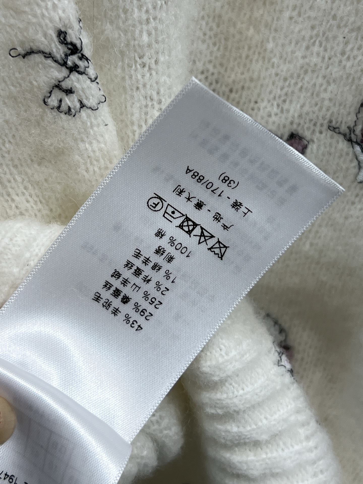 D家 25秋冬新款 蝴蝶刺绣针织V领开衫 进口羊绒羊毛桑蚕丝面料 柔软又保暖 白色主调配手工蝴蝶刺绣 浪