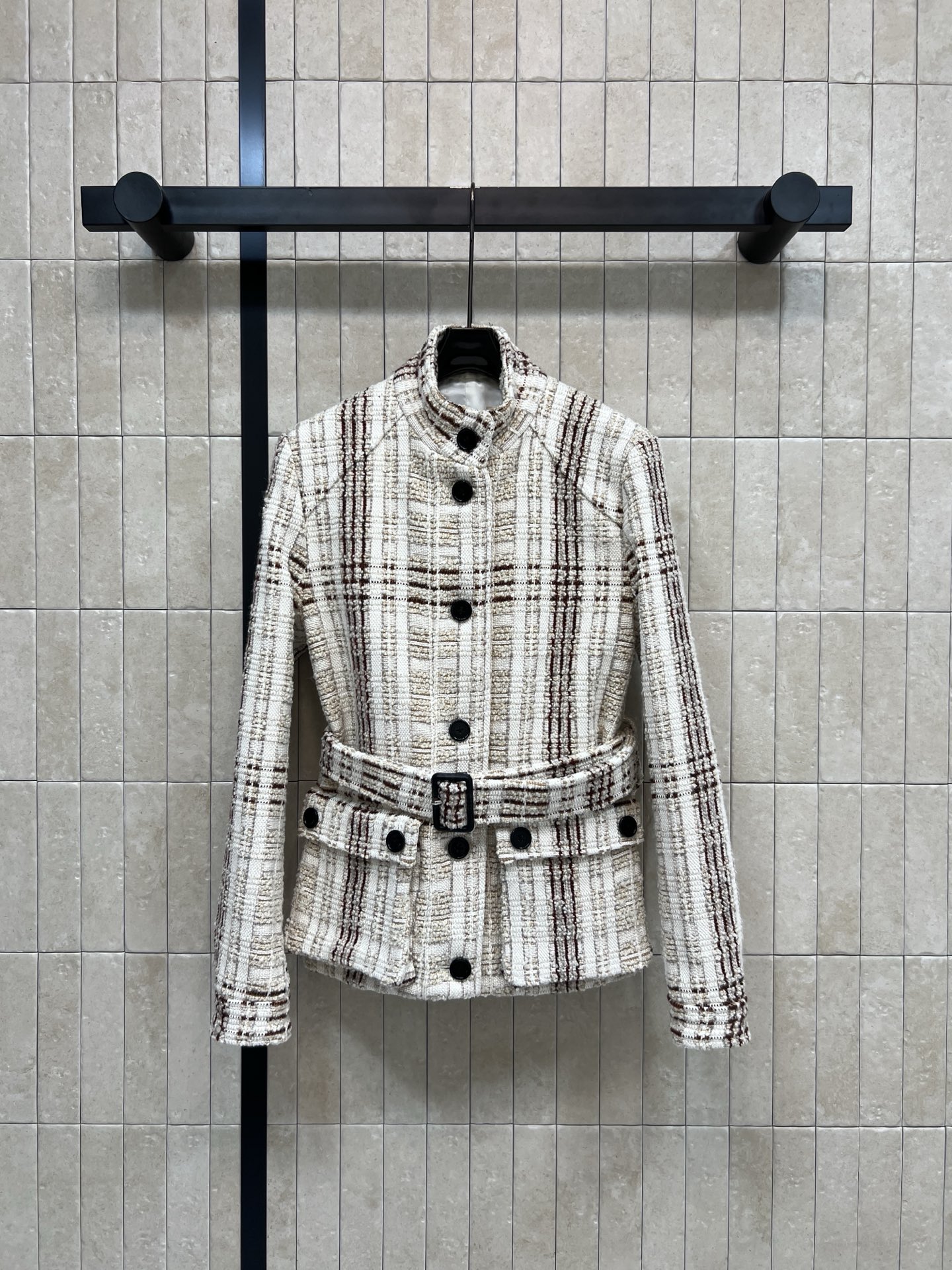 NO:649058,LP Home's 25 new autumn and winter style tweed waisted jacket. Classic hot style. Must be released every year. Handsome pocket-decorated workwear style. Waistband design. Customized logo button decoration. Made of wool blended tweed, embellished with mulberry silk yarn. High-end and durable. The upper body looks slim and elegant. Full sense of luxury. Easily create an 'old money style' atmosphere. Three sizes in one color. Size/S-M-L,,loro piana,jackets &  coats,jackets & coats,alexander wang19860909LP家 25秋冬新款 粗花呢收腰夹克外套 经典的爆款版型 每年必出 帅气的口袋装饰工装风格 腰间搭配腰绳设计 定制的logo纽扣装饰 采用羊毛混纺粗花呢 点缀桑蚕丝纱线 高级耐看 上身显瘦气质又精致 高级感满分 轻松打造“老钱风”氛围感 一色三码 Size/S-M-L,,loro piana,jackets & coats,jackets & coats,alexander wang,Women's clothing