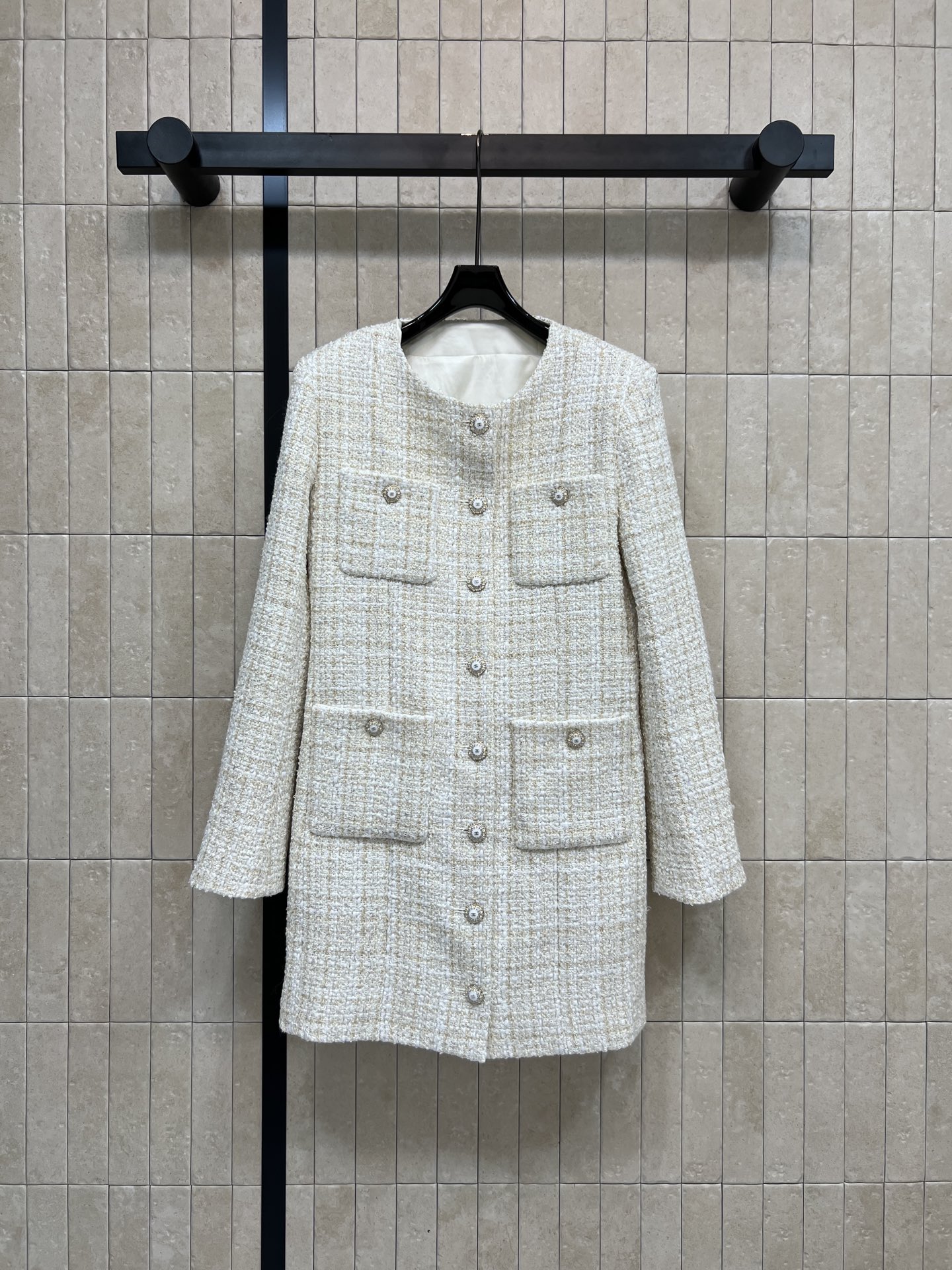 NO:649076,Xiaoxiangjia 25 new autumn and winter style classic tweed long coat, iconic tweed fabric, thick and warm texture, perfect for autumn and winter!  Double-breasted + four flap pockets design, logo button embellishment, elegant and practical, round neck cut to modify the neck line, looks great with shirts or sweaters~ Tweed is blended with wool and mulberry silk, perfect texture, full of ladylike style, one color and three sizes. Size/36-38-40,,chanel,jackets & coats,shirts,alexander wang19860909小香家 25秋冬新款 经典粗花呢长款外套 标志性粗花呢面料 质地厚实保暖 秋冬穿超合适！双排扣+四个翻盖口袋设计 logo纽扣点缀 优雅又实用了 圆领剪裁修饰颈部线条 搭配衬衫或针织衫都很出彩~粗花呢由羊毛、桑蚕丝混纺 质感满分 名媛范十足一色三码 Size/36-38-40,,chanel,jackets & coats,shirts,alexander wang,Women's clothing