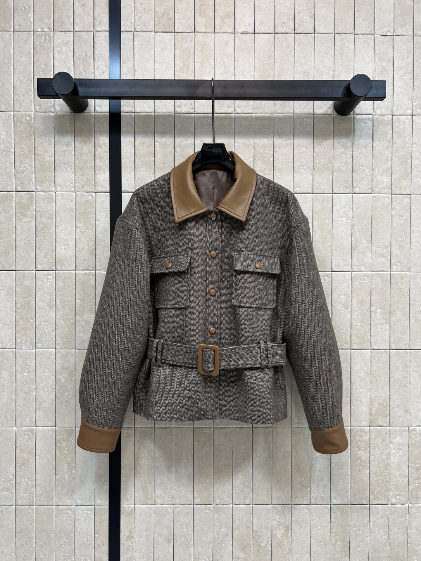 NO:649085,25 new autumn and winter leather splicing wool jacket, British flap pocket retro work jacket, neat tailoring, twill wool fabric, great texture!  Camel leather lapel + cuff splicing, full of retro atmosphere, double chest pockets + belt of the same fabric, work clothes with full sense of functionality, classic style, easy for both men and women to control, three sizes in one color, Size/S-M-L,,jackets & coats,jackets & coats,alexander wang1986090925秋冬新款 皮革拼接羊毛夹克 英伦翻盖口袋复古工装夹克外套 利落裁剪 斜纹羊毛面料 质感超赞！驼色皮质翻领+袖口拼接 复古氛围拉满 胸前双口袋+同面料腰带 工装机能感十足 版型经典 男女都能轻松驾驭 一色三码 Size/S-M-L,,jackets & coats,jackets & coats,alexander wang,Women's clothing