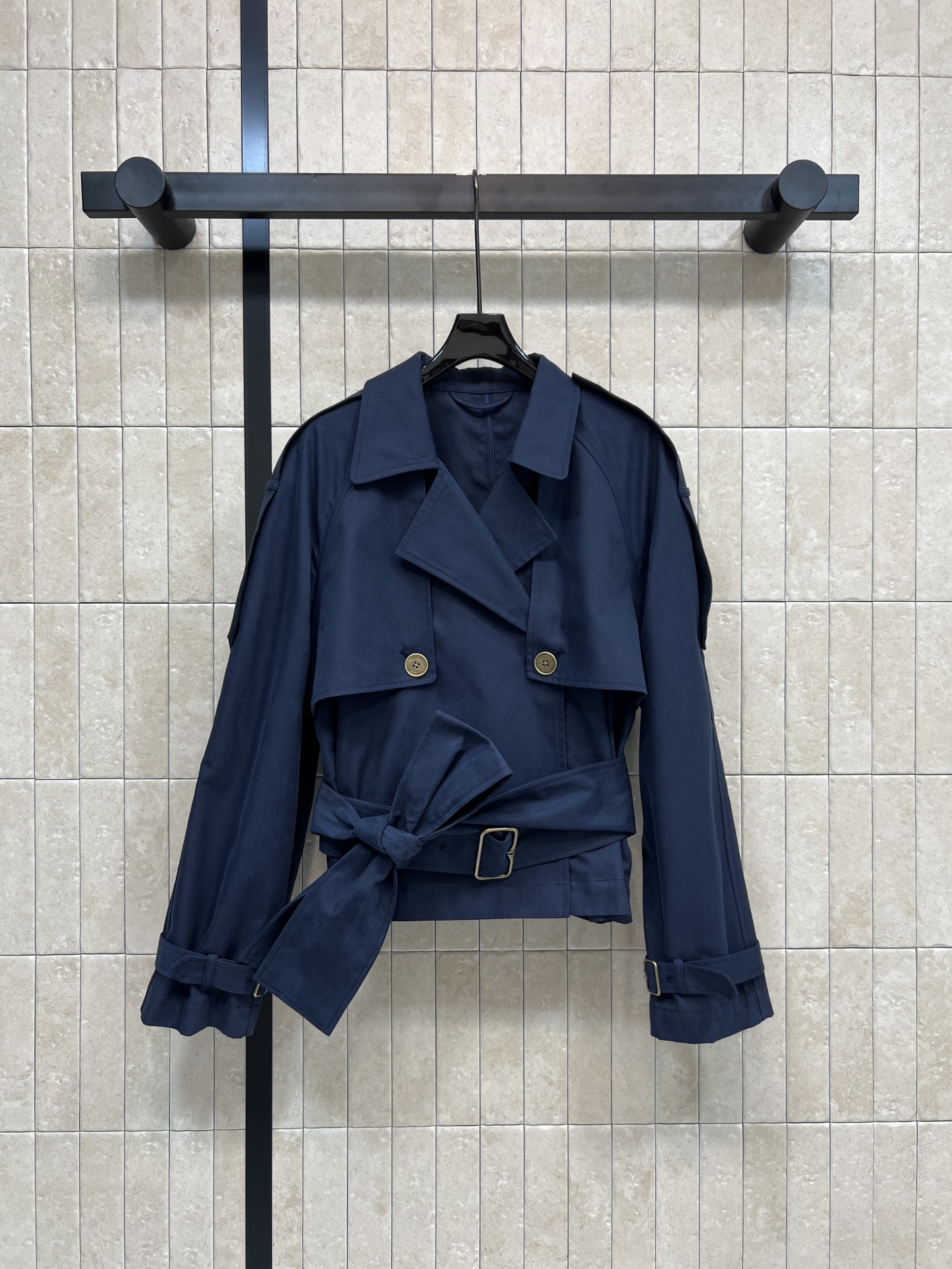 NO:649102,25 new autumn and winter style, dark blue short windbreaker, British style design, classic lapel + double breasted buttons + double belt decoration, switch casual or simple style at will, loose version, strong tolerance, dark night blue tone, low-key and high-end, easy to control in daily commuting, three sizes in one color, Size/S-M-L,,alexander wang1986090925秋冬新款 深蓝色短风衣 英伦风设计 经典翻领+双排扣+双腰带装饰 随心切换休闲or简约风格 版型宽松 包容性强 暗夜蓝色调低调高级 通勤日常都能轻松驾驭 一色三码 Size/S-M-L,,alexander wang,Women's clothing