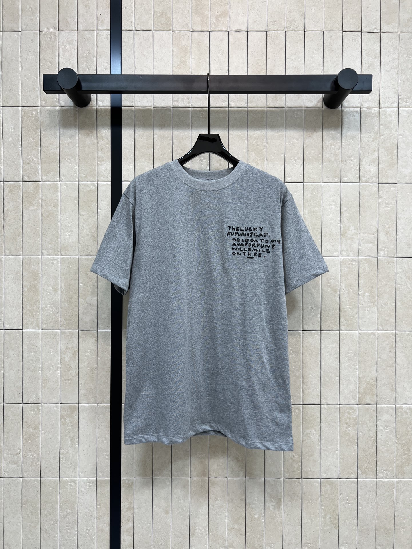 NO:651421,LW's 26 spring and summer new model, co-branded embroidered T-shirt, made of high-quality pure cotton, super versatile in gray tones, embroidered with hand-painted artistic text on the front, cubist cat head embroidery on the back, rich in color, full of artistic sense, interesting and personalized, loose round neck design, comfortable and breathable to wear, a must-have for daily leisure!  Cat illustrations inspired by artist Louis Wain can be easily worn by both men and women. They are stylish whether worn alone or layered. Four sizes in one color Size/S-M-L- XL, Louis Vuitton, tees, t-shirt, alexander wang19860909LW家 26春夏新款 联名刺绣T恤 采用高品质纯棉 灰色调超百搭 正面刺绣手绘艺术文字 背部立体主义猫头刺绣 色彩丰富 艺术感满满 趣味又有个性 宽松圆领设计 穿着舒适透气 日常休闲必备！艺术家Louis Wain的猫咪插画灵感 男女都能轻松驾驭 无论单穿还是内搭都很有范儿 一色四码 Size/S-M-L- XL,,louis vuitton,tees，t-shirt,alexander wang,Women's clothing