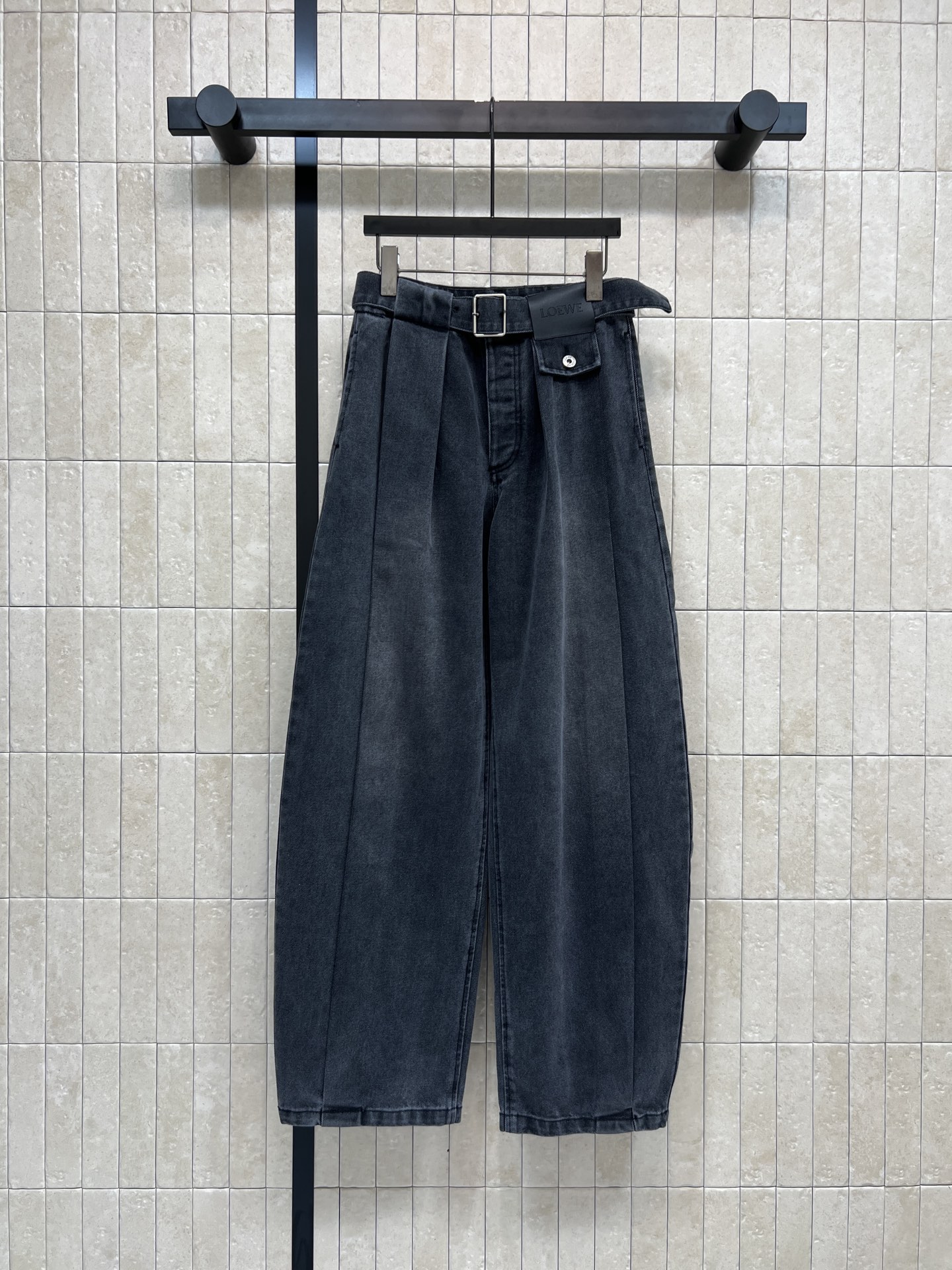 NO:651435,LW's 26 spring and summer new style, pleated bud denim wide-leg pants, high-waist drape wide-leg jeans, made of distressed retro denim fabric, three-dimensional cut bud wide-leg pants design, pleated trousers with a sense of design, three-dimensional and tangible, cleverly cover the thigh flesh, super friendly to pear-shaped figures, great at covering the flesh and making the legs look longer, fashionable and accentuated, classic logo letter leather brand waist decoration, paired with a fabric belt to tighten the waist, the fabric is soft and drapey  穿着舒适又时髦 轻松打造韩系cleanfit风格 日常休闲或街头穿搭都很合适 随手搭配衬衫、卫衣就能get简约高级感 一色四码Size/S-M-L- XL,,hoodie,sweatshirts,jeans,shirts,alexander wang19860909LW家 26春夏新款 压褶花苞牛仔阔腿裤 高腰垂感阔腿牛仔裤 采用做旧复古牛仔面料 立体剪裁花苞阔腿裤设计 裤身压褶很有设计感 立体有形巧妙的遮住大腿肉肉 对梨形身材超级友好 巨能遮肉显长腿 时髦和腔调感稳稳拿捏 经典logo字母皮牌腰头装饰 搭配本布腰带收腰更显精致 面料柔软有垂感 穿着舒适又时髦 轻松打造韩系cleanfit风格 日常休闲或街头穿搭都很合适 随手搭配衬衫、卫衣就能get简约高级感 一色四码Size/S-M-L- XL,,hoodie,sweatshirts,jeans,shirts,alexander wang,Women's clothing