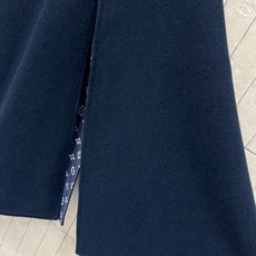 L家 25秋冬新款 羊毛老花斗篷式披肩 深蓝色羊毛面料 里面经典Monogram老花图案 品牌感满满 高 L家 25秋冬新款 羊毛老花斗篷式披肩 深蓝色羊毛面料 里面经典Monogram老花图案 品牌感满满 高