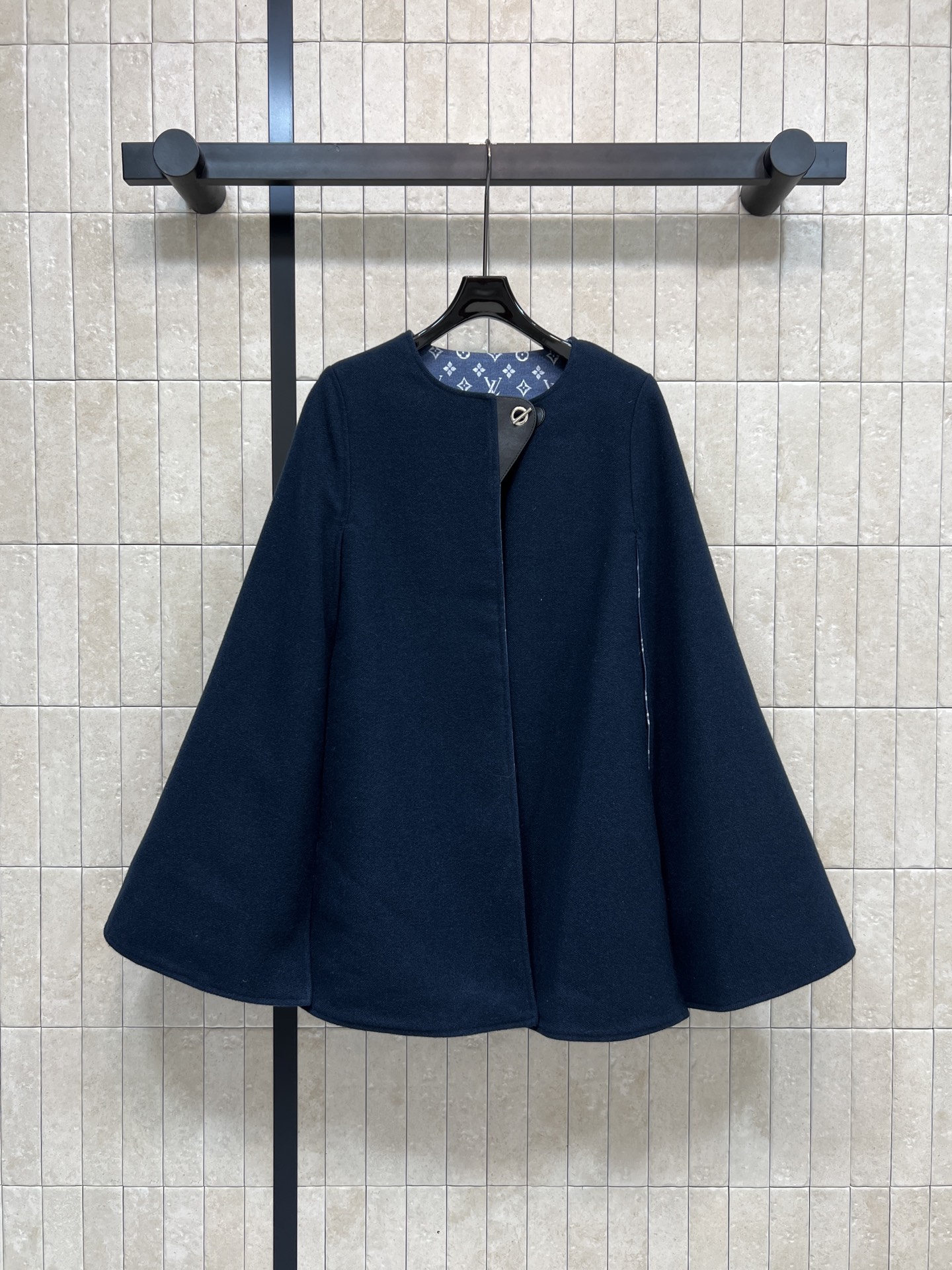 NO:651459,L's 25 new autumn and winter style wool presbyopic cape style dark blue wool fabric with classic Monogram presbyopic pattern inside, full of brand sense, high-quality wool, soft and warm, loose cocoon silhouette, super friendly to the body, easy to modify the body shape, exaggerated bat sleeve slit design, retro and stylish, very aura when worn, round neck without collar and one button, simple and smooth lines, perfect minimalist style!  Paired with a series of short skirts, it can be easily worn for commuting and casual wear. It is a must-have item for your autumn and winter wardrobe!  Four sizes in one color Size/S-M-L- XL,,louis vuitton,skirts,shawls,alexander wang19860909L家 25秋冬新款 羊毛老花斗篷式披肩 深蓝色羊毛面料 里面经典Monogram老花图案 品牌感满满 高品质羊毛呢 柔软又保暖 采用宽松茧型廓形 对身材超友好 轻松修饰身形 夸张蝙蝠袖开叉设计 复古又有型 穿上很有气场 圆领无领搭配一粒扣 线条简洁流畅 极简风格满分！搭配系列短裙上身通勤休闲都能轻松驾驭 秋冬衣橱必备单品！一色四码 Size/S-M-L- XL,,louis vuitton,skirts,shawls,alexander wang,Women's clothing