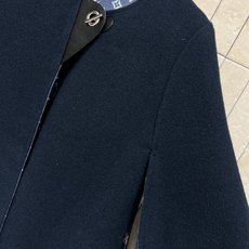 L家 25秋冬新款 羊毛老花斗篷式披肩 深蓝色羊毛面料 里面经典Monogram老花图案 品牌感满满 高 L家 25秋冬新款 羊毛老花斗篷式披肩 深蓝色羊毛面料 里面经典Monogram老花图案 品牌感满满 高