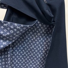 L家 25秋冬新款 羊毛老花斗篷式披肩 深蓝色羊毛面料 里面经典Monogram老花图案 品牌感满满 高 L家 25秋冬新款 羊毛老花斗篷式披肩 深蓝色羊毛面料 里面经典Monogram老花图案 品牌感满满 高