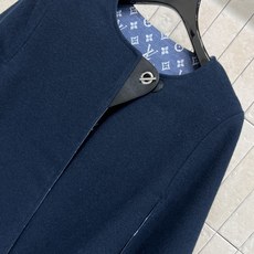 L家 25秋冬新款 羊毛老花斗篷式披肩 深蓝色羊毛面料 里面经典Monogram老花图案 品牌感满满 高 L家 25秋冬新款 羊毛老花斗篷式披肩 深蓝色羊毛面料 里面经典Monogram老花图案 品牌感满满 高