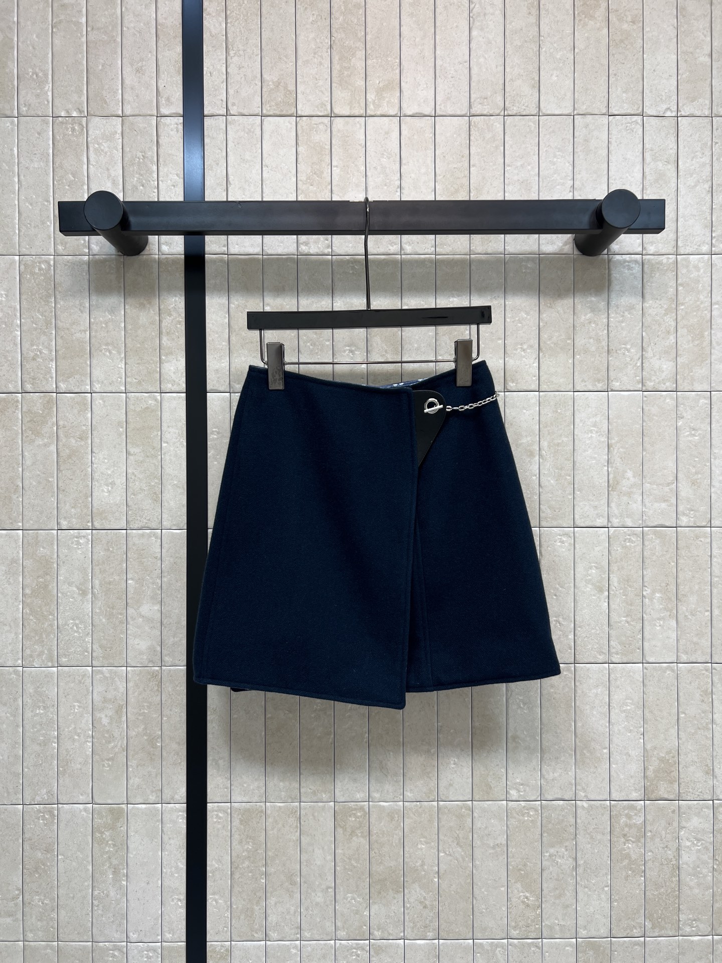 NO:651470,L's 25 new autumn and winter style wool presbyopia asymmetrical skirt, dark blue wool fabric, classic Monogram presbyopia pattern inside, full of brand feel, high-quality wool, soft and warm, A-line shape + one-piece irregular tailoring, fashionable and layered, full of details, can be easily worn for daily commuting or leisure, can be easily worn with a series of jackets for commuting and leisure, a must-have item for autumn and winter wardrobe!  Four sizes in one color Size/S-M-L- XL,,louis vuitton,skirts,jackets & coats,alexander wang19860909L家 25秋冬新款 羊毛老花不对称半身裙 深蓝色羊毛面料 里面经典Monogram老花图案 品牌感满满 高品质羊毛呢 柔软又保暖 A字版型+一片式不规则剪裁 时髦又有层次感 细节满分 日常通勤或休闲都能轻松驾驭 搭配系列外套上身通勤休闲都能轻松驾驭 秋冬衣橱必备单品！一色四码 Size/S-M-L- XL,,louis vuitton,skirts,jackets & coats,alexander wang,Women's clothing