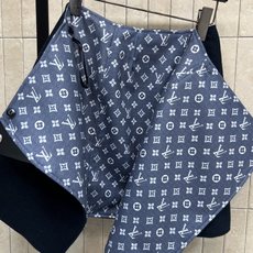 L家 25秋冬新款 羊毛老花不对称半身裙 深蓝色羊毛面料 里面经典Monogram老花图案 品牌感满满 L家 25秋冬新款 羊毛老花不对称半身裙 深蓝色羊毛面料 里面经典Monogram老花图案 品牌感满满