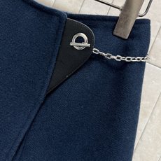 L家 25秋冬新款 羊毛老花不对称半身裙 深蓝色羊毛面料 里面经典Monogram老花图案 品牌感满满 L家 25秋冬新款 羊毛老花不对称半身裙 深蓝色羊毛面料 里面经典Monogram老花图案 品牌感满满