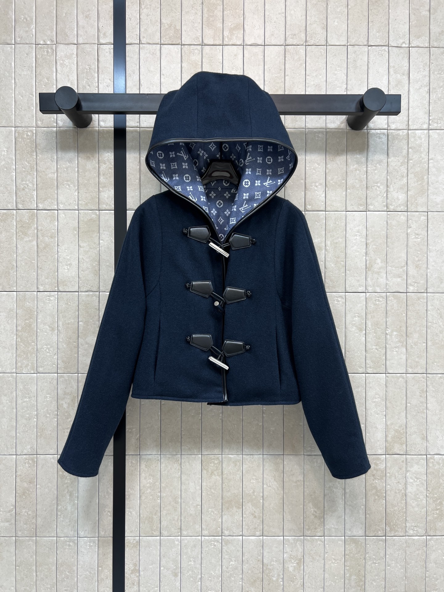 NO:651487,L's 25 new autumn and winter style horn button wool presbyopia hooded short jacket, dark blue wool fabric, classic Monogram presbyopia pattern inside, full of brand sense, high quality wool, soft and warm, perfect for autumn and winter!  Horn buckle + hooded design is retro and fashionable. The short cut is slim and neat. It can be easily used for commuting and leisure. It is a must-have item for autumn and winter wardrobe!  Four sizes in one color Size/S-M-L- XL,,louis vuitton,jackets & coats,hats,alexander wang19860909L家 25秋冬新款 牛角扣羊毛老花连帽短款外套 深蓝色羊毛面料 里面经典Monogram老花图案 品牌感满满 高品质羊毛呢 柔软又保暖 秋冬穿超合适！牛角扣+连帽设计 复古又时髦 短款剪裁显瘦利落 通勤休闲都能轻松驾驭 秋冬衣橱必备单品！一色四码 Size/S-M-L- XL,,louis vuitton,jackets & coats,hats,alexander wang,Women's clothing