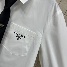 PD家 26早春新款 涂珐琅Logo领带装饰白衬衫 不一样的设计感 无敌帅气的衬衫 胸前口袋刺绣Log PD家 26早春新款 涂珐琅Logo领带装饰白衬衫 不一样的设计感 无敌帅气的衬衫 胸前口袋刺绣Log