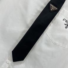 PD家 26早春新款 涂珐琅Logo领带装饰白衬衫 不一样的设计感 无敌帅气的衬衫 胸前口袋刺绣Log PD家 26早春新款 涂珐琅Logo领带装饰白衬衫 不一样的设计感 无敌帅气的衬衫 胸前口袋刺绣Log