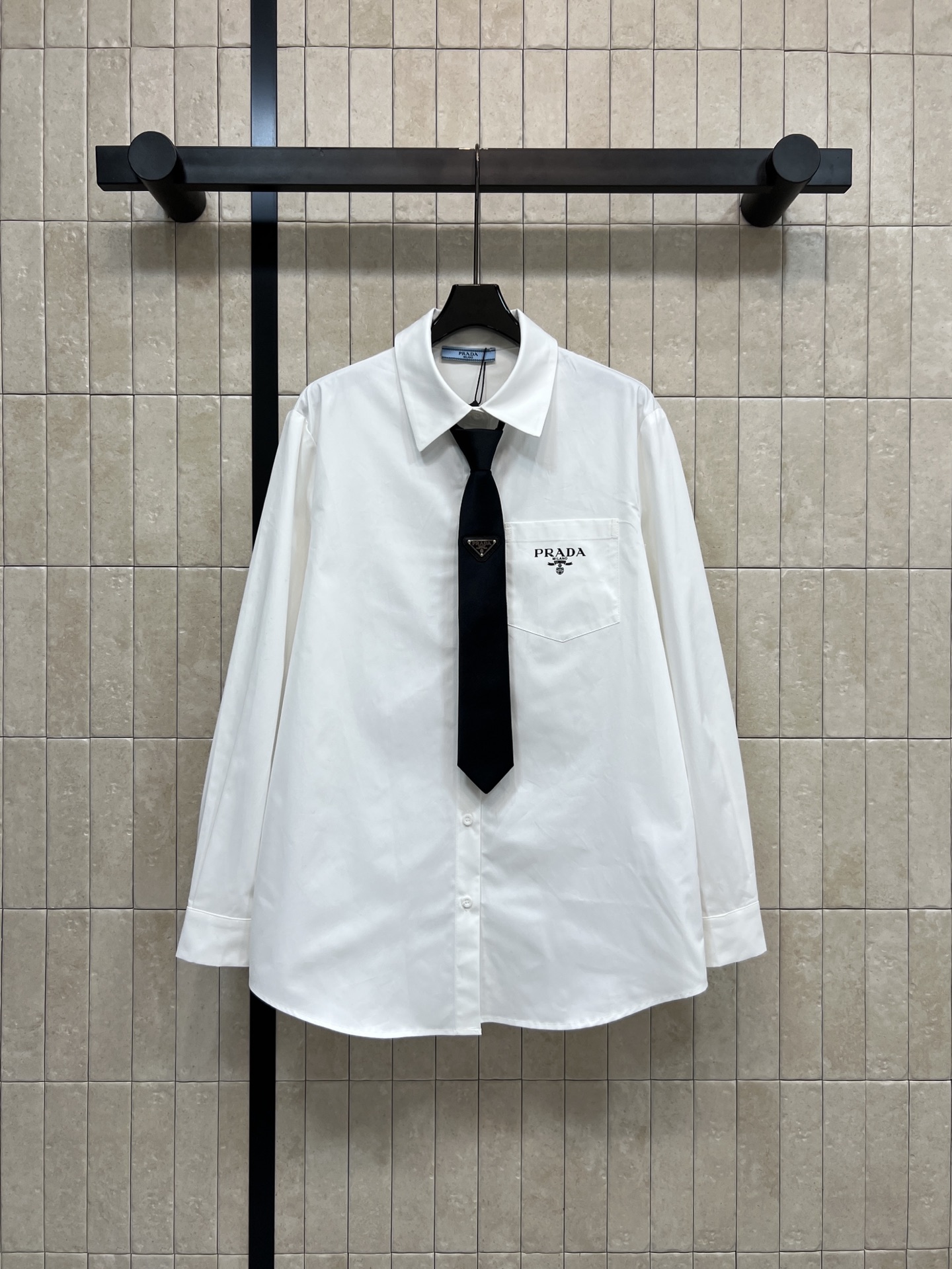 NO:651503,PD Home 26 early spring new style white shirt with enamel logo tie decoration. Different design sense. Incomparably handsome shirt. Logo embroidery on the chest pocket. Simple design. A shirt with BF style. The tie decoration is added to make your boyfriend more attractive. It is more temperamental and cool. Wear it alone with shorts and the lower body will feel missing or with long pants and shorts. You can switch the style at will. Sweet, cool and stylish.  One color and three sizes Size/S-M-L,,dior,shorts,shirts,ties,alexander wang19860909PD家 26早春新款 涂珐琅Logo领带装饰白衬衫 不一样的设计感 无敌帅气的衬衫 胸前口袋刺绣Logo点缀 简约设计 自带BF风的一款衬衫 加入了领带装饰男友力爆棚 更加显气质也很酷帅 单穿搭配短裤下半身失踪感或者搭配长裤短裤都 风格任意切换 甜酷有型 一色三码Size/S-M-L,,dior,shorts,shirts,ties,alexander wang,Women's clothing