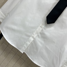 PD家 26早春新款 涂珐琅Logo领带装饰白衬衫 不一样的设计感 无敌帅气的衬衫 胸前口袋刺绣Log PD家 26早春新款 涂珐琅Logo领带装饰白衬衫 不一样的设计感 无敌帅气的衬衫 胸前口袋刺绣Log