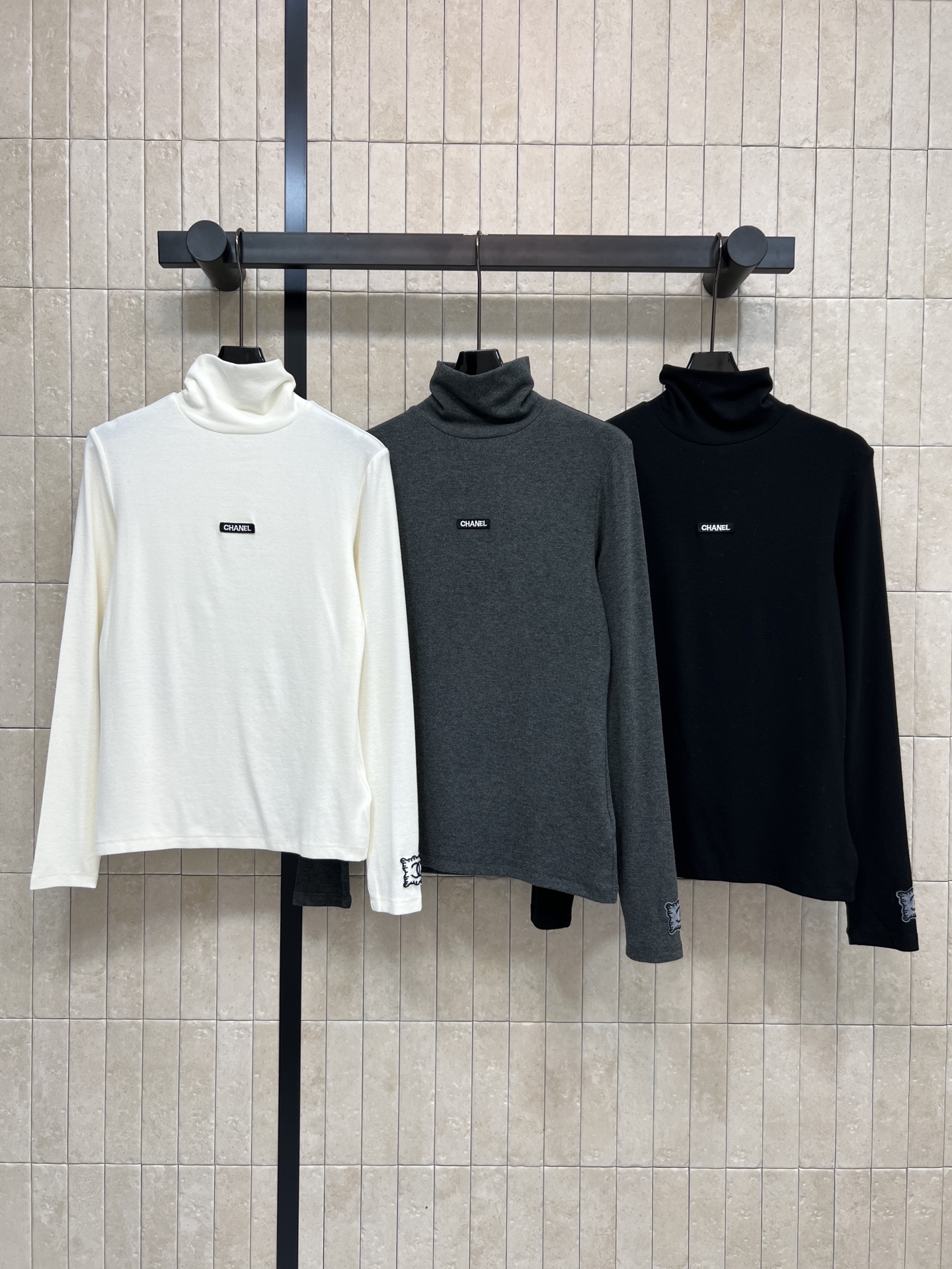 NO:651448,Xiaoxiangjia 25 new autumn and winter high-neck embroidered logo bottoming shirt, soft and skin-friendly, warm, a must-have for autumn and winter!  Simple design, branded embroidery decoration on sleeves, perfect details. Available in three colors: beige, black, and gray. Versatile and not picky. Can be easily worn in the workplace or in daily life. Slim fit. Good to wear alone or as an inner layer. Two colors and three sizes. Size/S-M-L,,chanel,alexander wang19860909小香家 25秋冬新款 高领刺绣logo打底衫 柔软亲肤又保暖 秋冬必备！简约设计 衣袖品牌刺绣装饰 细节满分 米色、黑色、灰色三色可选 百搭不挑人 轻职场or日常都能轻松驾驭总 修身剪裁 单穿或者内搭都很不错 两色三码Size/S-M-L,,chanel,alexander wang,Women's clothing