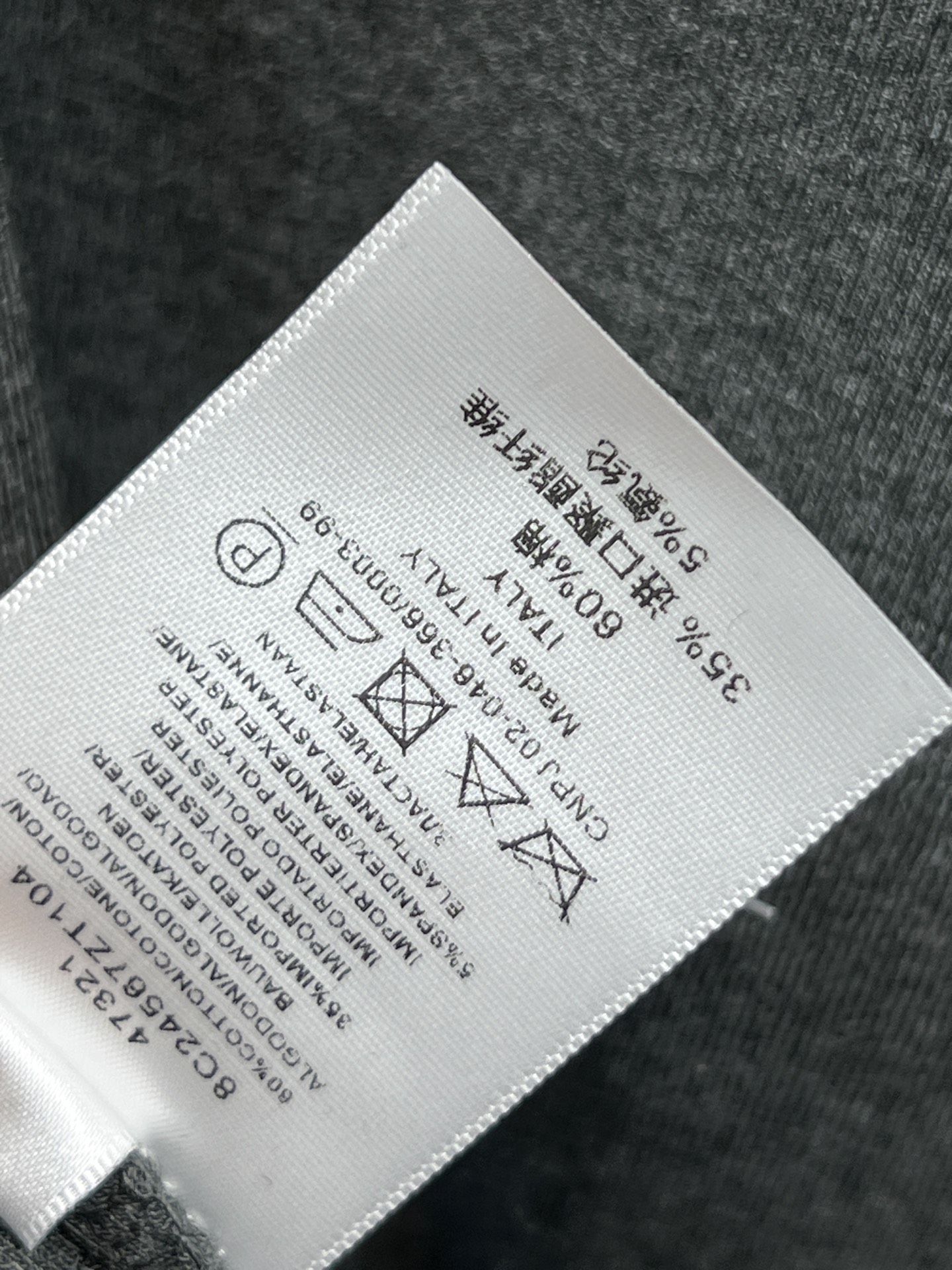 小香家 25秋冬新款 高领刺绣logo打底衫 柔软亲肤又保暖 秋冬必备！简约设计 衣袖品牌刺绣装饰 细节