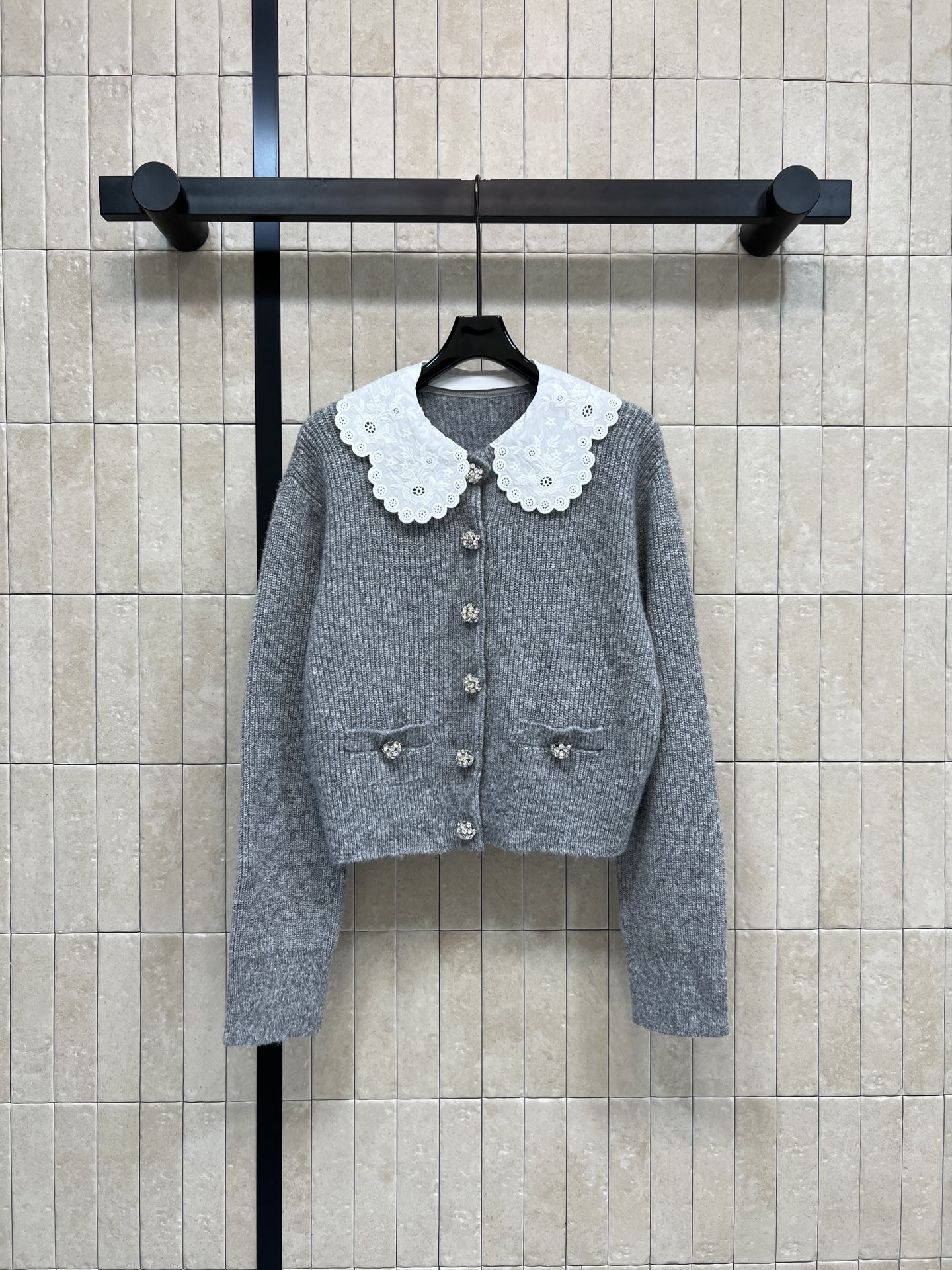 NO:651460,Self 26 early spring new style, gray knitted cardigan with lace doll collar, detachable collar, white lace hollow doll collar decoration, full of exquisite retro feel, rhinestone buttons on the placket + three-dimensional bows on the pockets, paired with high-waisted bottoms to show off your body proportions, you can easily control either college style or sweet cool style in one color and three sizes SML,,alexander wang19860909Self 26早春新款 蕾丝娃娃领灰色针织开衫 领子可拆卸 白色蕾丝镂空娃娃领装饰 精致复古感满满 衣襟水钻纽扣+口袋立体蝴蝶结 搭配高腰下装超显身材比例 学院风or甜酷风都能轻松驾驭一色三码 SML,,alexander wang,Women's clothing