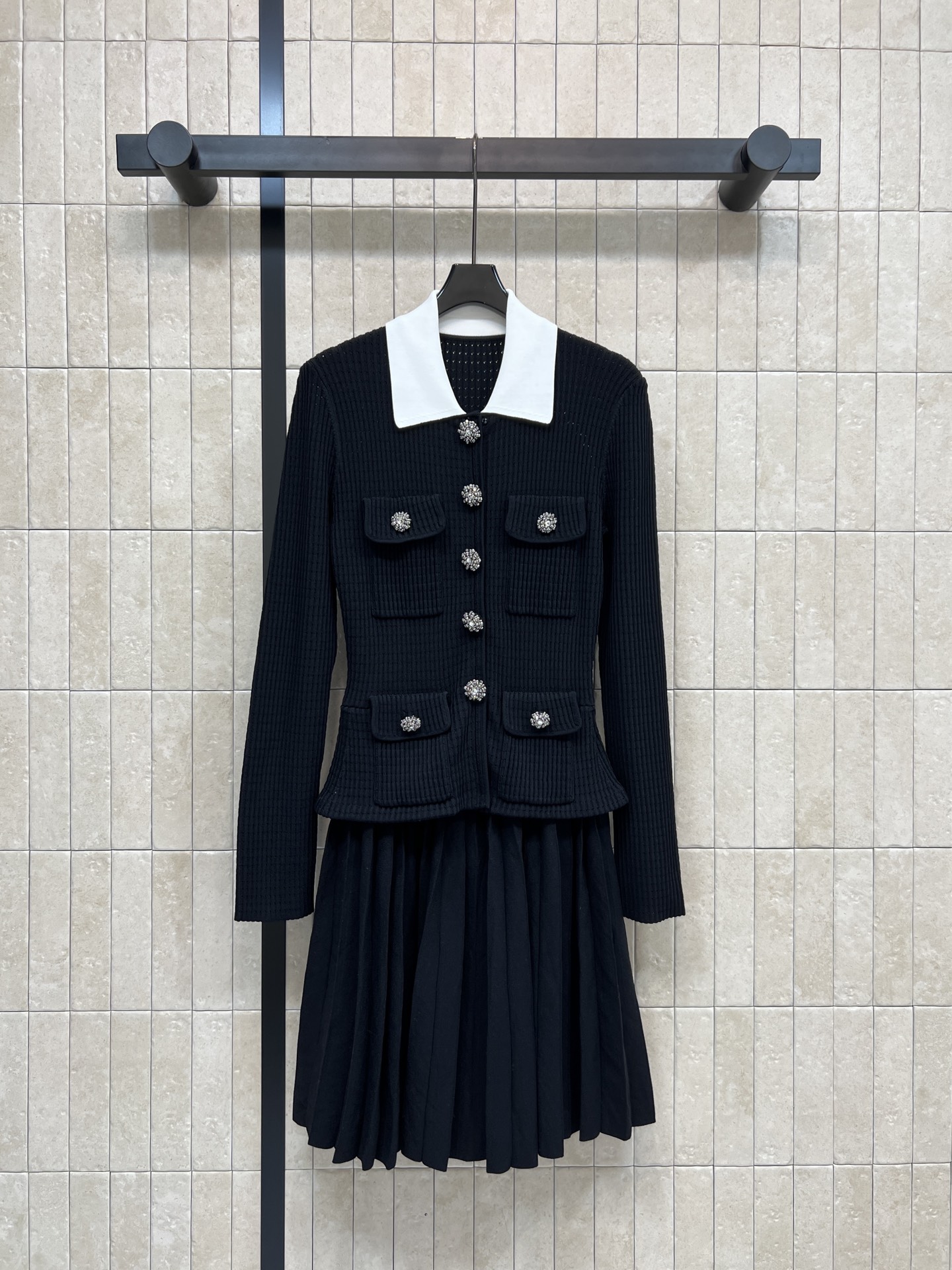 NO:651472,Self 25 new autumn and winter new style. Lapel knitted stitching pleated dress. Contrast color lapel splicing pleated skirt. Black knitted fabric + white contrasting color lapel. Retro and modern. Diamond buttons are super exquisite. The pocket design is very layered. The skirt is full of drape. Elegant and playful ~ very suitable for autumn and winter. It can be easily used for commuting or formal occasions. Three sizes in one color SML,,skirts,alexander wang19860909Self 25秋冬新款 翻领针织拼接百褶连衣裙 撞色翻领拼接百褶裙摆 黑色针织面料+白色撞色翻领 复古又有现代感 钻扣点缀超精致 口袋设计很有层次感 裙摆垂坠感满分 优雅又俏皮~秋冬穿超合适 通勤or正式场合都能轻松驾驭 一色三码 SML,,skirts,alexander wang,Women's clothing