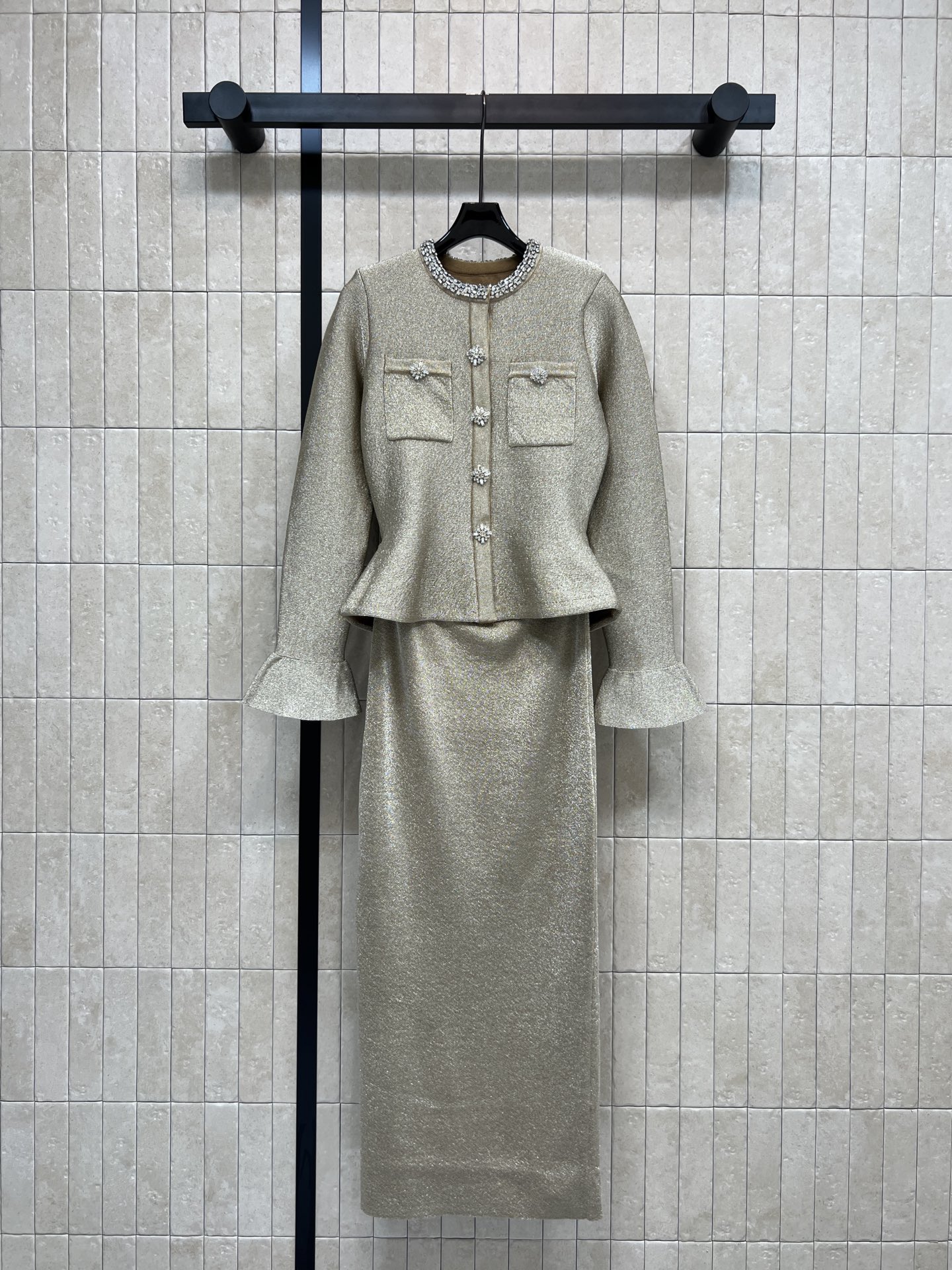 NO:651489,Self 25 new autumn and winter style golden knitted dress. Round neck top with hip-hugging dress design. Gold knitted material has a low-key luster. The neckline is exquisitely inlaid with diamonds. Buttons and pockets are embellished to make it more luxurious. Bell sleeves + waist tailoring modify the figure. Elegant and aura. Suitable for formal occasions or high-end parties. One color and three sizes. SML,,skirts,alexander wang19860909Self 25秋冬新款 金色针织连衣裙 圆领上衣拼接包臀连衣裙设计 金丝针织材质自带低调光泽感 领口镶钻超精致 纽扣和口袋点缀更显奢华了 喇叭袖+收腰剪裁 修饰身形 优雅又有气场 适合正式场合或高端聚会穿搭~一色三码 SML,,skirts,alexander wang,Women's clothing