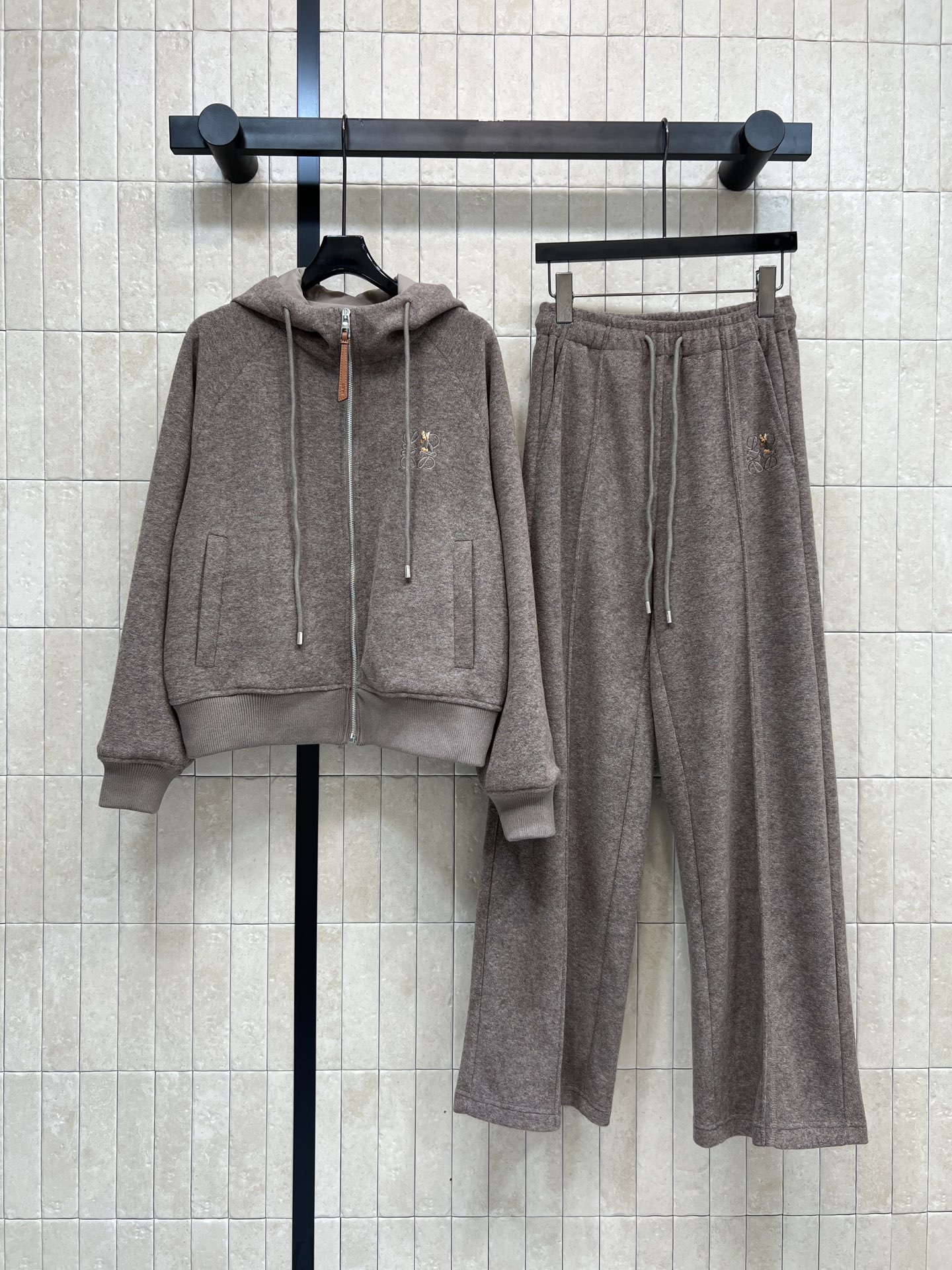 NO:651504,LW Home 25 new autumn and winter Korean casual style suit, hooded sweatshirt jacket + and straight trousers, loose fit design, super warm and comfortable to wear in autumn and winter!  The hooded design modifies the face shape and is embellished with classic brand logo embroidery patterns. It can be easily matched with the upper body for daily commuting or at home. Korean style lazy style getv!  Two colors and three sizes SML,,hoodie,sweatshirts,jackets & coats,hats,alexander wang19860909LW家 25秋冬新款 韩系休闲风套装 连帽卫衣外套+和直筒长裤 宽松版型设计 秋冬穿着超保暖又舒适！连帽设计修饰脸型 经典品牌徽标刺绣图案点缀 一套搭配上身日常通勤或居家都能轻松搭配 韩系慵懒风getv！两色三码 SML,,hoodie,sweatshirts,jackets & coats,hats,alexander wang,Women's clothing