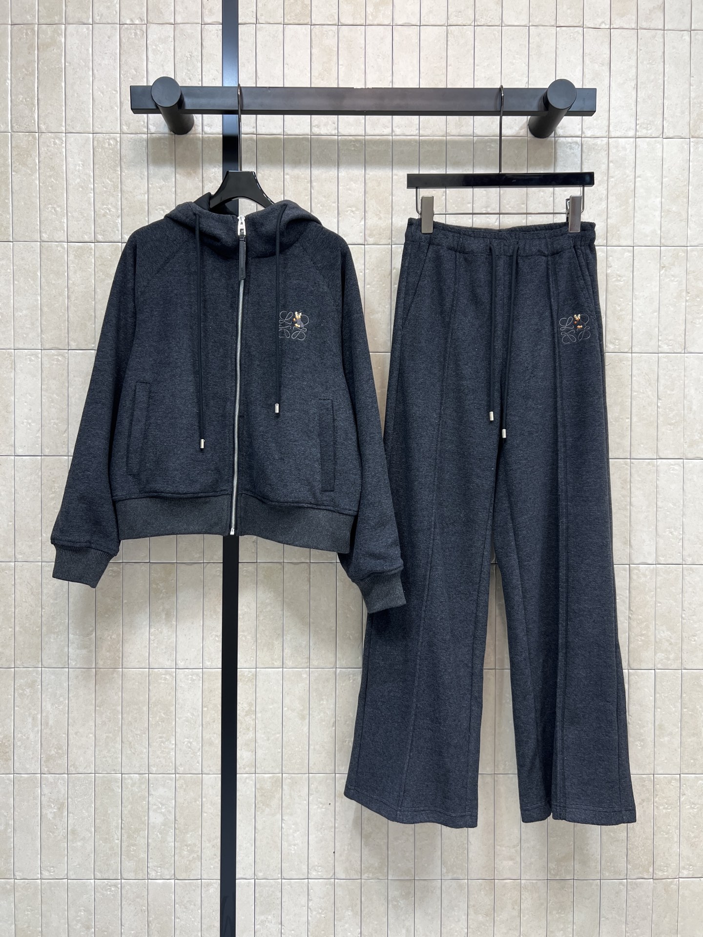 NO:651521,LW Home 25 new autumn and winter Korean casual style suit, hooded sweatshirt jacket + and straight trousers, loose fit design, super warm and comfortable to wear in autumn and winter!  The hooded design modifies the face shape and is embellished with classic brand logo embroidery patterns. It can be easily matched with the upper body for daily commuting or at home. Korean style lazy style getv!  Two colors and three sizes SML,,hoodie,sweatshirts,jackets & coats,hats,alexander wang19860909LW家 25秋冬新款 韩系休闲风套装 连帽卫衣外套+和直筒长裤 宽松版型设计 秋冬穿着超保暖又舒适！连帽设计修饰脸型 经典品牌徽标刺绣图案点缀 一套搭配上身日常通勤或居家都能轻松搭配 韩系慵懒风getv！两色三码 SML,,hoodie,sweatshirts,jackets & coats,hats,alexander wang,Women's clothing