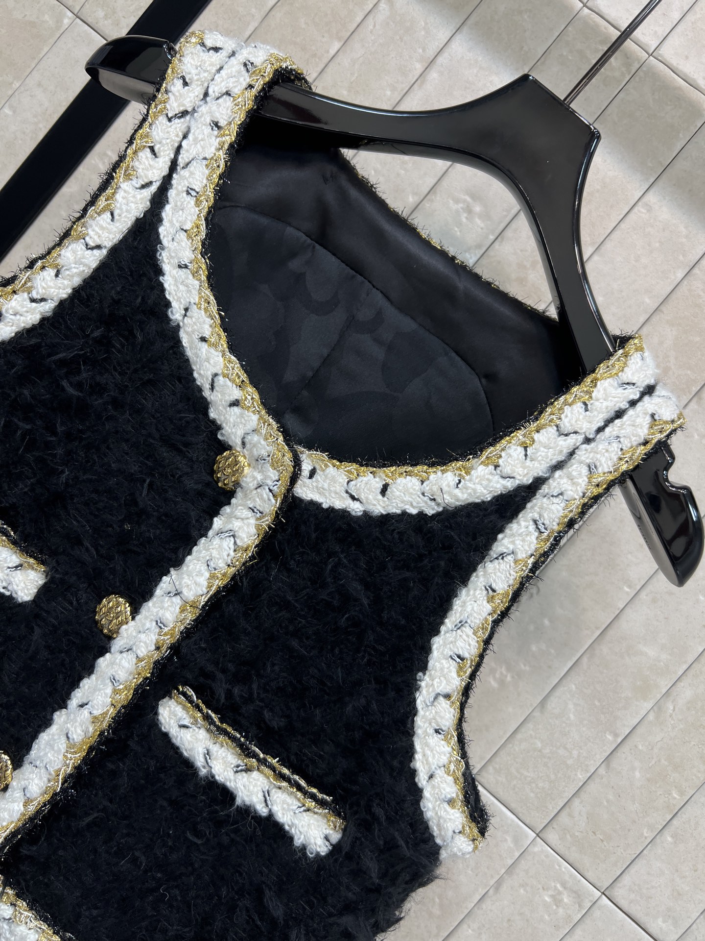 小香家 25秋冬新款 毛绒绒粗花呢背心裙 黑色毛绒绒粗花呢面料 白色编织镶边+金色纽扣 超有辨识度 无袖