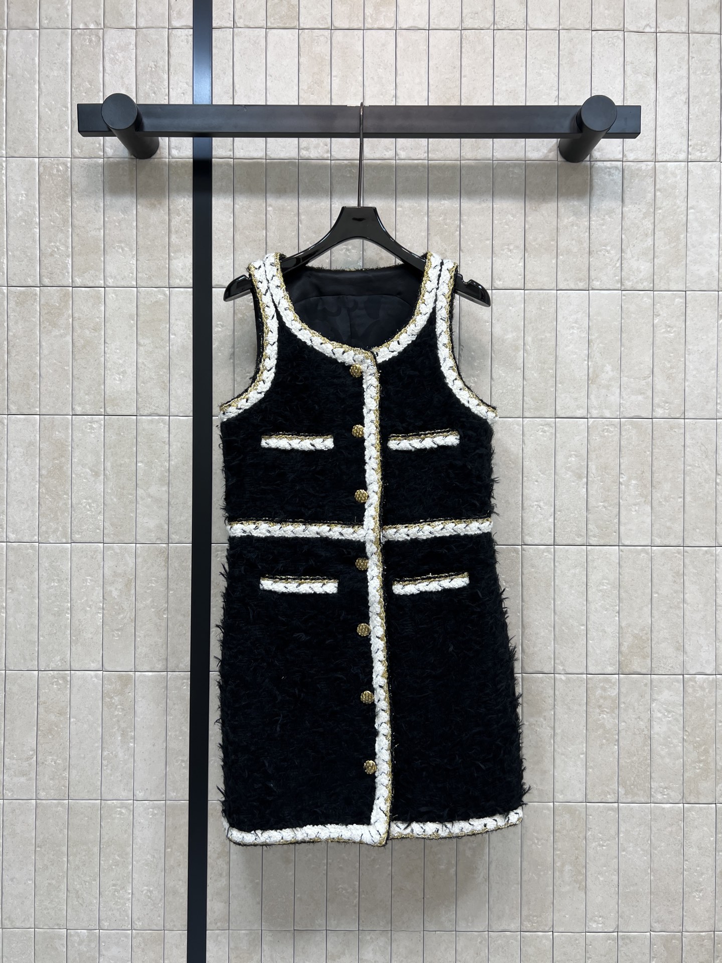 NO:651537,Xiaoxiangjia 25 new autumn and winter style plush tweed vest dress, black plush tweed fabric, white woven trim + gold buttons, super recognizable, sleeveless waist design, outlines body lines, elegant and elegant, whether worn alone or layered with shirts, you can easily create a classic 'little fragrance style' look, a must-have for fashionistas!  One color and three sizes SM L,,chanel,skirts,shirts,alexander wang19860909小香家 25秋冬新款 毛绒绒粗花呢背心裙 黑色毛绒绒粗花呢面料 白色编织镶边+金色纽扣 超有辨识度 无袖收腰设计 勾勒身形线条 优雅又显气质 无论单穿还是叠搭衬衫 都能轻松打造经典“小香风”造型 时髦精必入！ 一色三码 SM L,,chanel,skirts,shirts,alexander wang,Women's clothing
