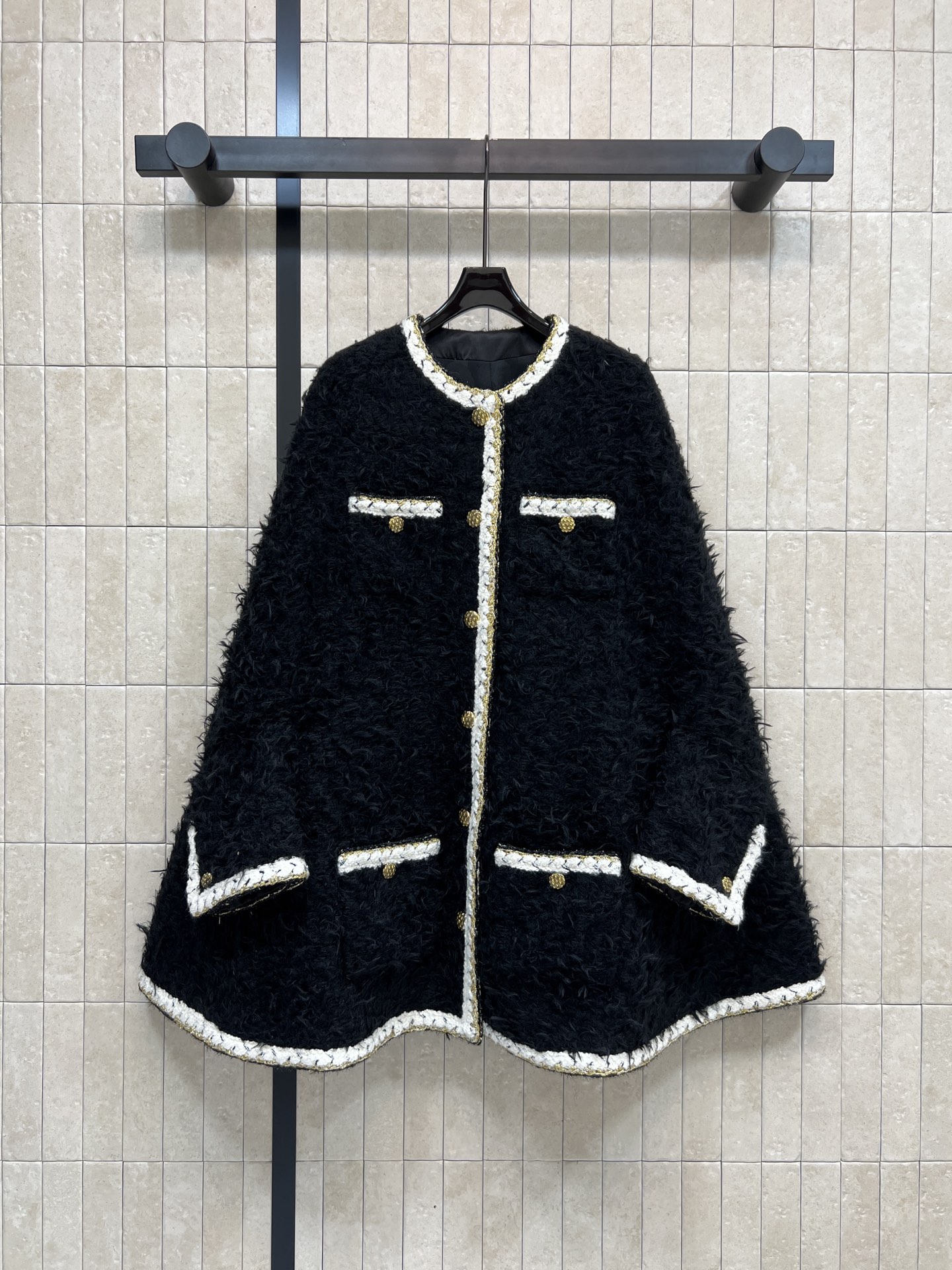 NO:651552,Xiaoxiangjia 25 new autumn and winter style plush tweed cape jacket, black plush + white trimming, classic Xiaoxiang style design is very recognizable. The tweed is woven from a variety of yarns. The length of the yarn is uniform and full of texture. Gold buttons are embellished. The details are exquisite. Elegant and luxurious. Loose fit. Super warm in autumn and winter. Easily create a French sense of luxury. It can be easily worn for commuting or formal occasions!  One color three codes SML,,chanel,jackets & coats,alexander wang19860909小香家 25秋冬新款 毛绒绒粗花呢斗篷外套 黑色毛绒绒+白色镶边 经典小香风设计超有辨识度 粗花呢由多种纱线编织 毛纱长度均匀 质感满满 金色纽扣点缀 细节精致 优雅又奢华入 宽松版型 秋冬穿超保暖 轻松打造法式高级感 无论通勤还是正式场合都能轻松驾驭！一色三码 SML,,chanel,jackets & coats,alexander wang,Women's clothing