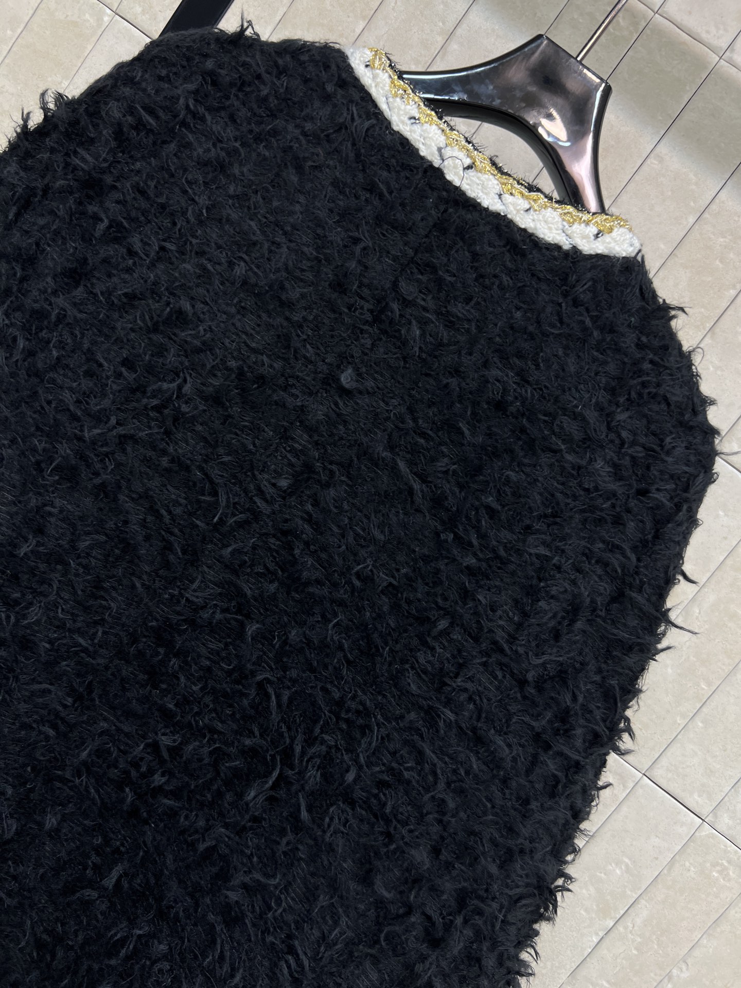小香家 25秋冬新款 毛绒绒粗花呢斗篷外套 黑色毛绒绒+白色镶边 经典小香风设计超有辨识度 粗花呢由多种