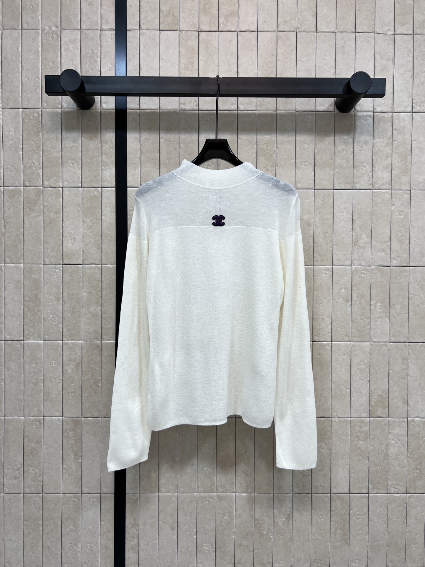 NO:651564,Xiaoxiangjia 25 autumn and winter new style white long-sleeved knitted inner wear, light and breathable knitted fabric, super comfortable to wear next to the body!  Simple design + black embroidered letters on the chest. Perfect details. Half-high collar + slightly loose fit. Great for layering or wearing alone in autumn and winter. Sports and casual style. Looks great with jeans and sweatpants. A must-have for daily outings. Three sizes in one color, SML, chanel, jeans, alexander wang19860909小香家 25秋冬新款 白色长袖针织内搭 轻薄透气针织面料 贴身穿超舒服！简约设计+胸前黑色刺绣字母 细节满分 半高领+微宽松版型 秋冬叠穿或单穿都很OK 运动休闲风 搭牛仔裤、运动裤都好看 日常出街必备 一色三码SML,,chanel,jeans,alexander wang,Women's clothing