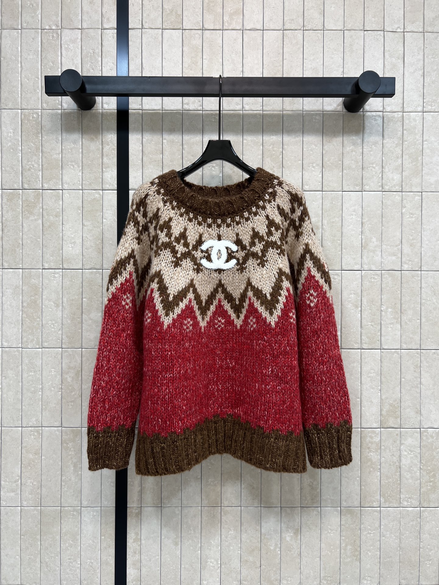 NO:651569,Xiaoxiangjia 25 new autumn and winter geometric pattern round neck knitted pullover sweater, classic geometric pattern + brown, red, beige and white colors, full of festive atmosphere!  High-quality wool blend, soft and warm, super comfortable to wear in autumn and winter ~ the double C logo on the chest is very recognizable. Exquisite details. The loose fit is very tolerant. It goes well with jeans or skirts. It can easily create a fashionable Christmas look. The upper body is soft and waxy and super comfortable. Recommended for daily leisure. Three sizes in one color Size/S-M-L,,chanel,skirts,jeans,sweaters,alexander wang19860909小香家 25秋冬新款 几何图案圆领针织套头毛衣 经典几何图案+棕红米白配色 节日氛围感拉满！高品质羊毛混纺 柔软又保暖 秋冬穿超舒服~胸前双C标志超有辨识度 细节精致 宽松版型包容性强 搭牛仔裤or半裙都很出彩 轻松打造时髦圣诞look 上身软软糯糯的超舒适 日常休闲推荐 一色三码Size/S-M-L,,chanel,skirts,jeans,sweaters,alexander wang,Women's clothing