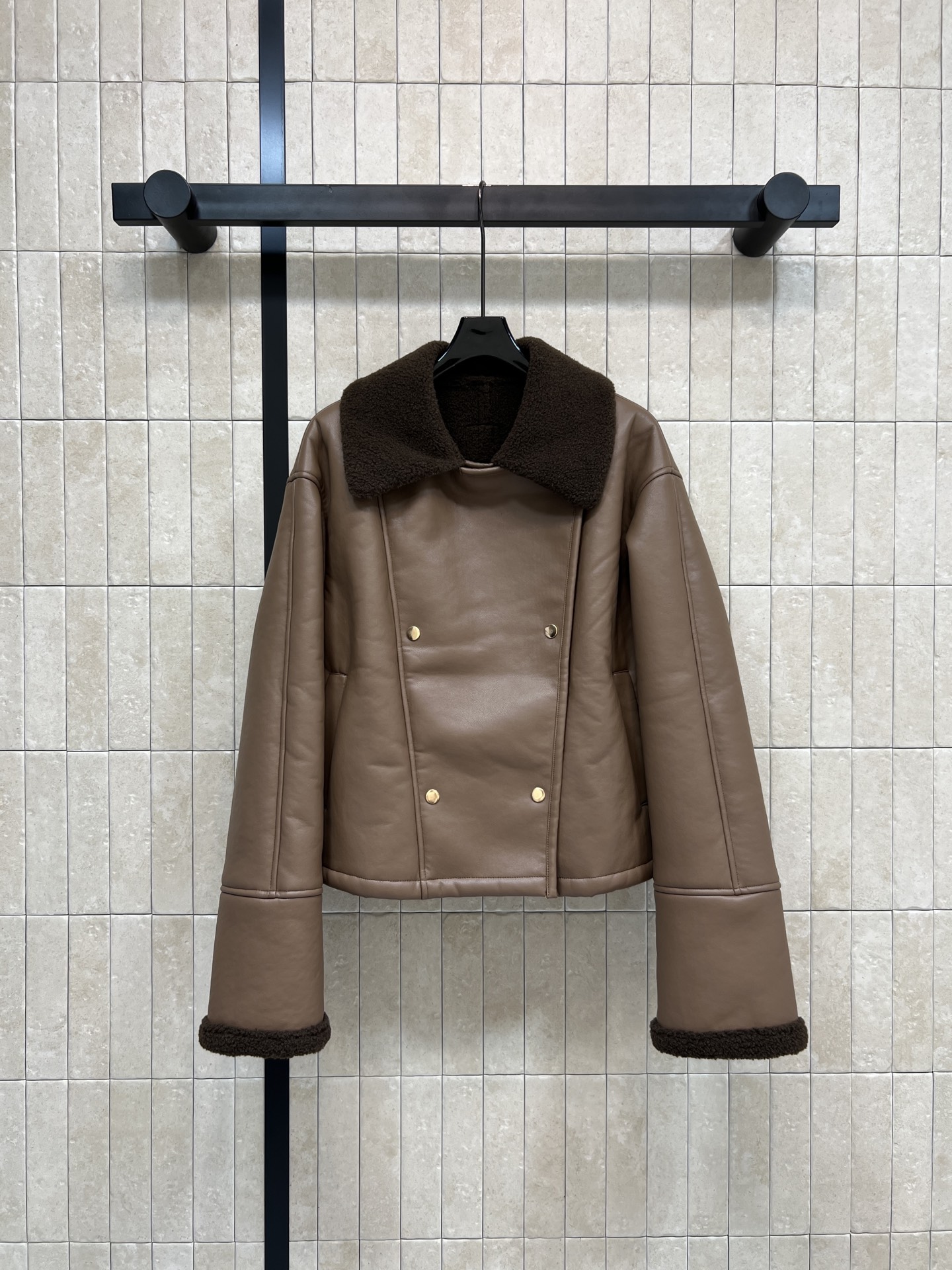 NO:651538,Comes with dust bag, LW Home’s 25 new autumn and winter style, short fur-in-one jacket, smooth leather outer layer + soft lamb wool inner lining, warm and textured!  The lapel design is super layered, the raw edge details on the cuffs and hem are exquisite, and the metal buttons are embellished, retro and fashionable. A must-have for autumn and winter, you can easily create a high-end look!  Two colors and four sizes Size/S-M-L- XL,,jackets & coats,alexander wang19860909配防尘袋LW家 25秋冬新款 皮毛一体短款夹克 外层光滑皮革+内衬柔软羊羔毛 保暖又有质感！翻领设计超有层次感 袖口和下摆毛边细节很精致 金属纽扣点缀 复古又时髦 秋冬穿搭必备 轻松打造高级感！两色四码Size/S-M-L- XL,,jackets & coats,alexander wang,Women's clothing