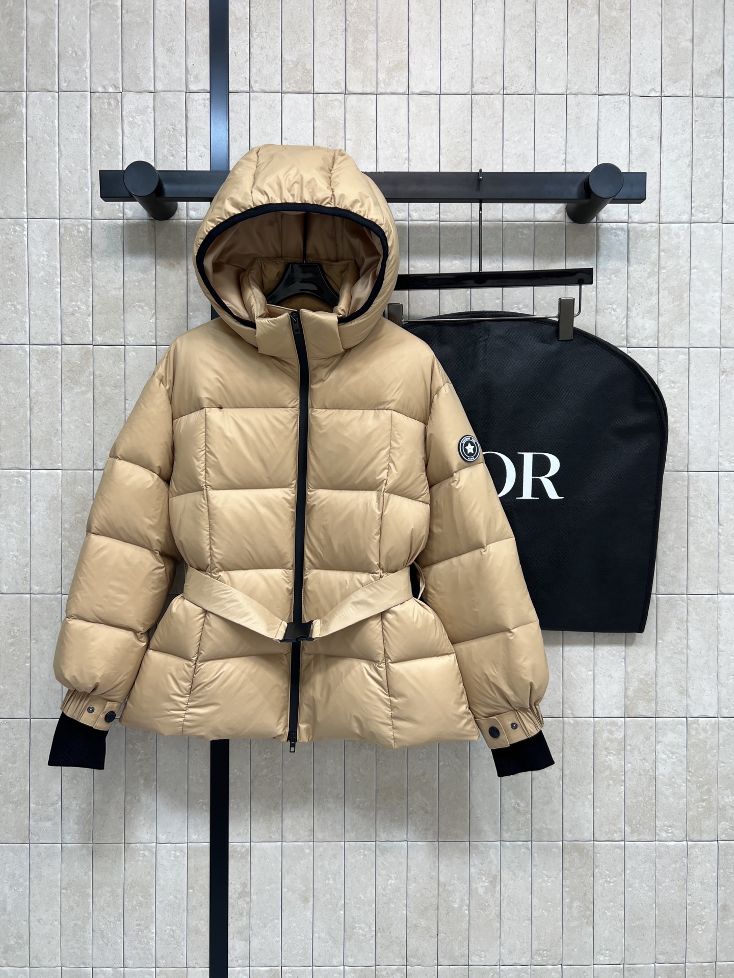 NO:651574,Comes with dust bag D Home 25 new autumn and winter style hooded stand-up collar belted down jacket Detachable hooded stand-up collar design Short silhouette + same color belt Easily tighten the waist, look slim and stylish High-quality down filling Perfect for warmth retention Full of details Perfect for commuting or traveling!  Delivery dust bag, two colors and four sizes, Size/S-M-L- XL, dior, down jacket, hats, alexander wang19860909配防尘袋D家 25秋冬新款 连帽立领腰带羽绒服 可拆卸连帽立领设计 短款廓形+同色腰带 轻松收束腰身 显瘦又有型 高品质羽绒填充 保暖力满分 细节感拉满 无论通勤还是出游都超适合！配送防尘袋 两色四码Size/S-M-L- XL,,dior,down jacket,hats,alexander wang,Women's clothing