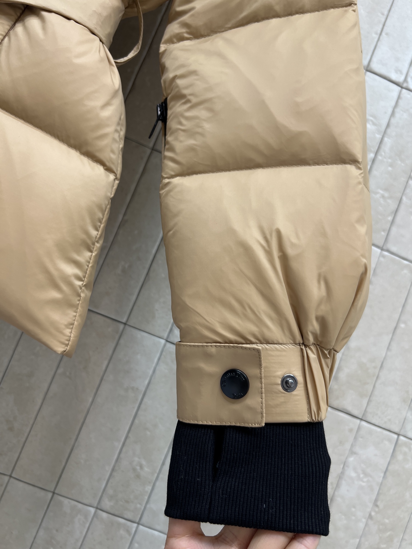D家 25秋冬新款 连帽立领腰带羽绒服 可拆卸连帽立领设计 短款廓形+同色腰带 轻松收束腰身 显瘦又有型